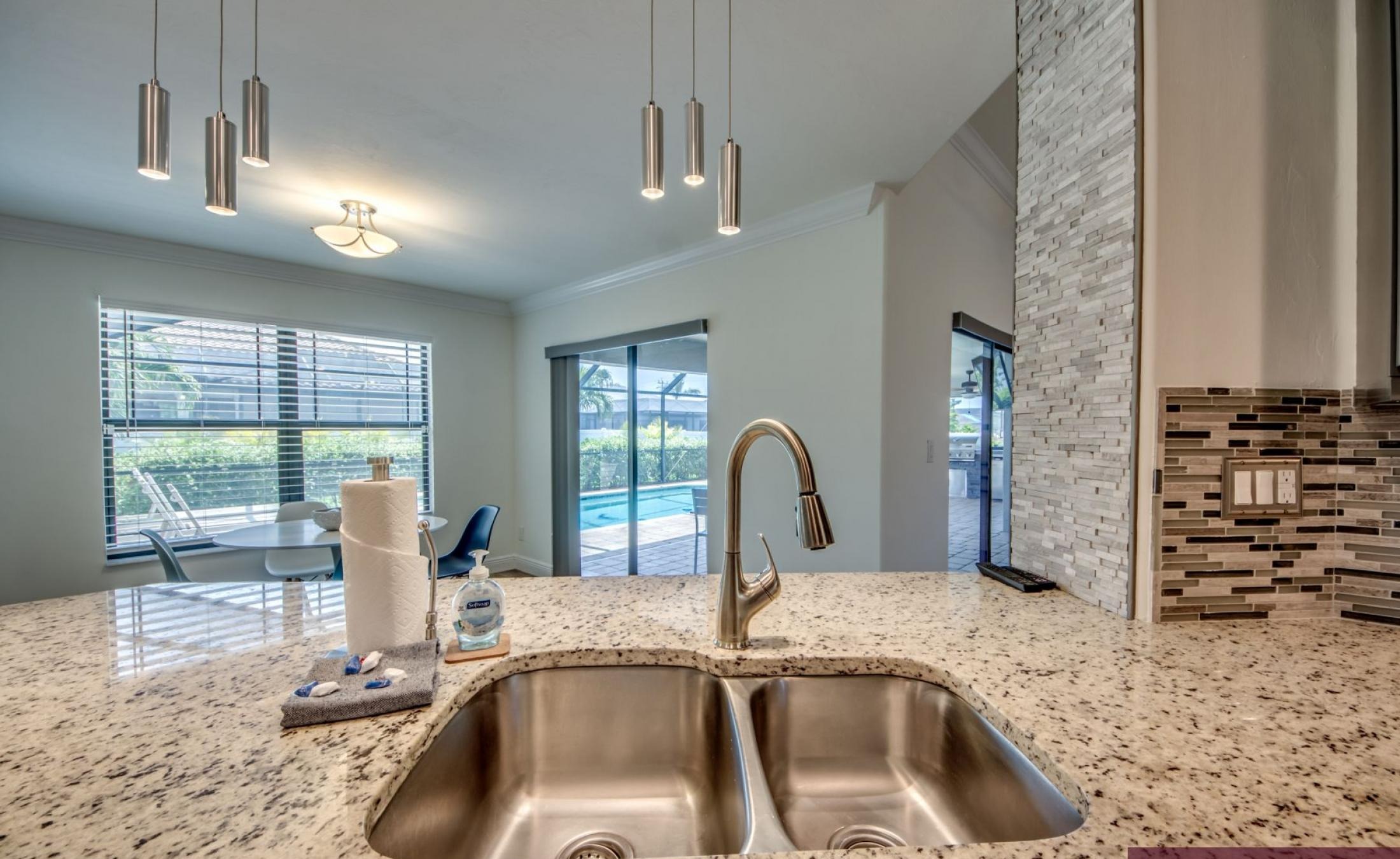 Beheizter Pool mit Spa und Terrasse im Außenbereich.