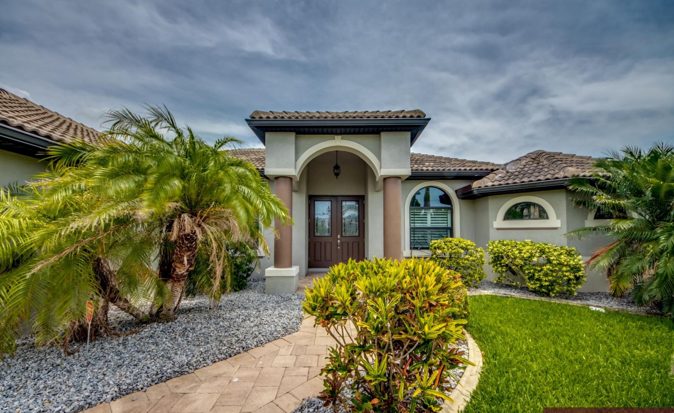 Beheizter Pool mit Spa und Terrasse im Außenbereich.