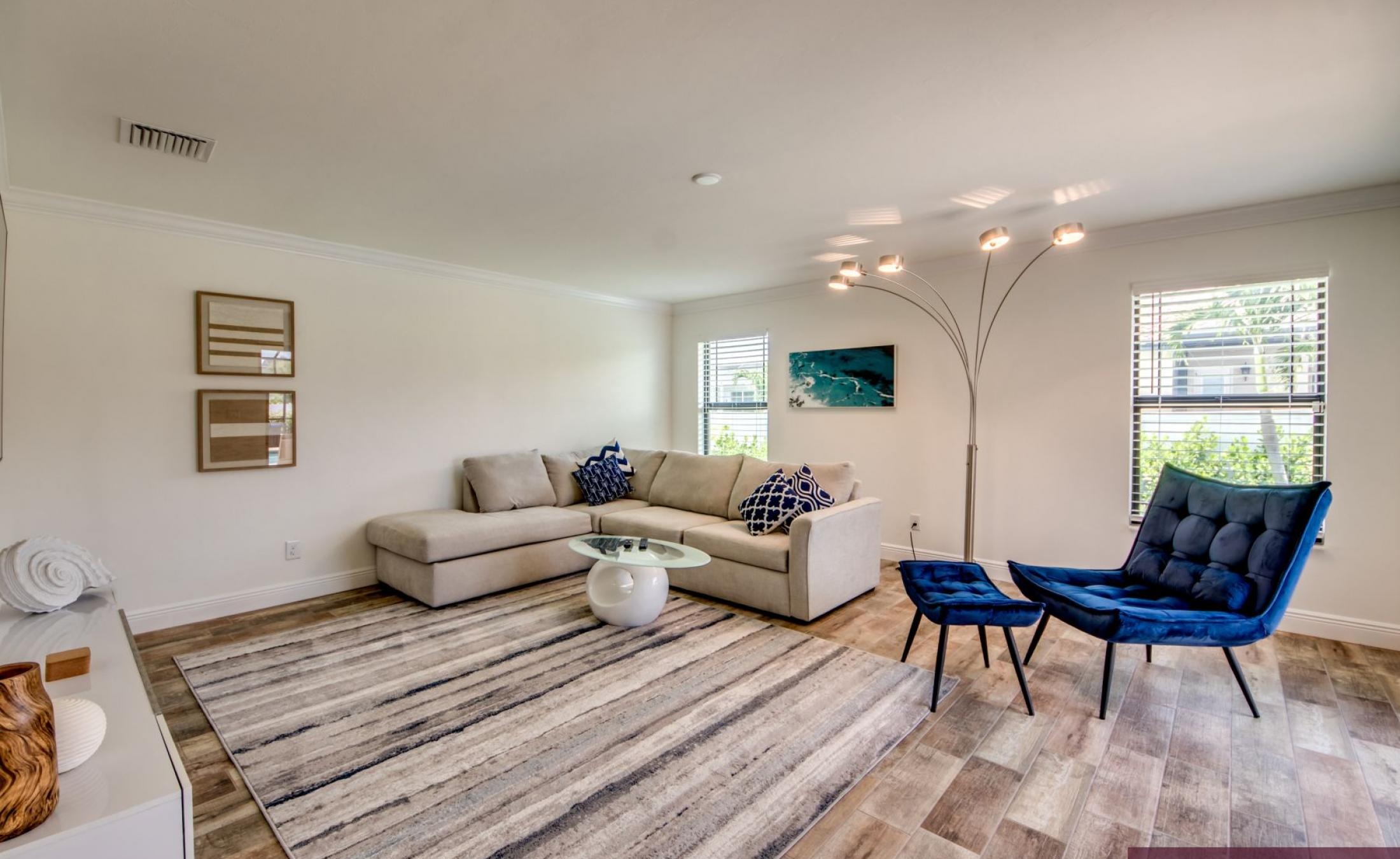 Beheizter Pool mit Spa und Terrasse im privaten Gartenbereich.