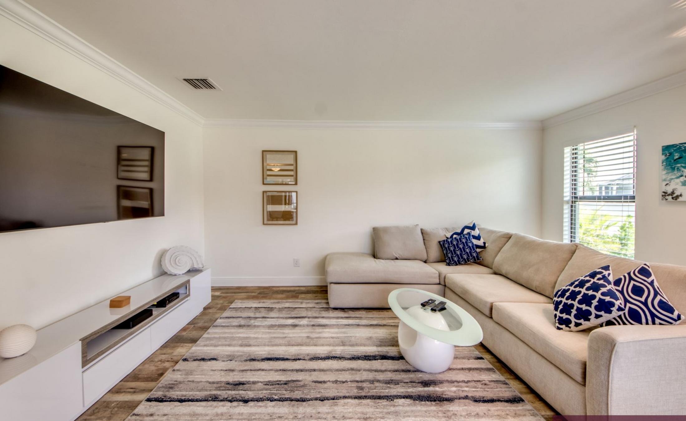 Beheizter Pool mit Spa und Terrasse im Außenbereich.