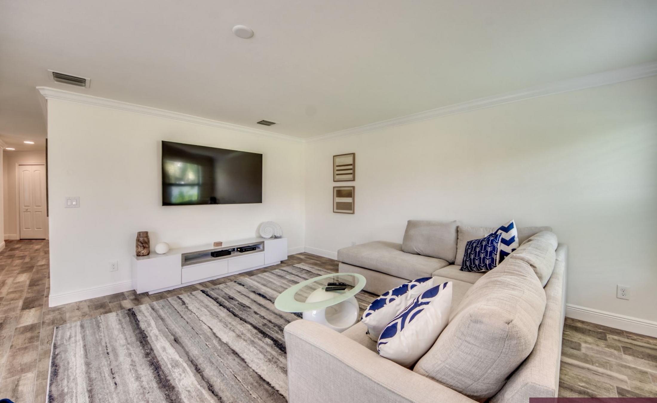 Beheizter Pool mit Spa und Terrasse im Außenbereich