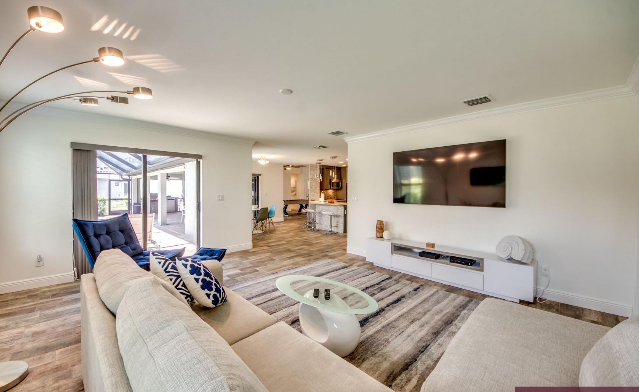 Beheizter Pool mit Spa und Liegen auf der Terrasse.