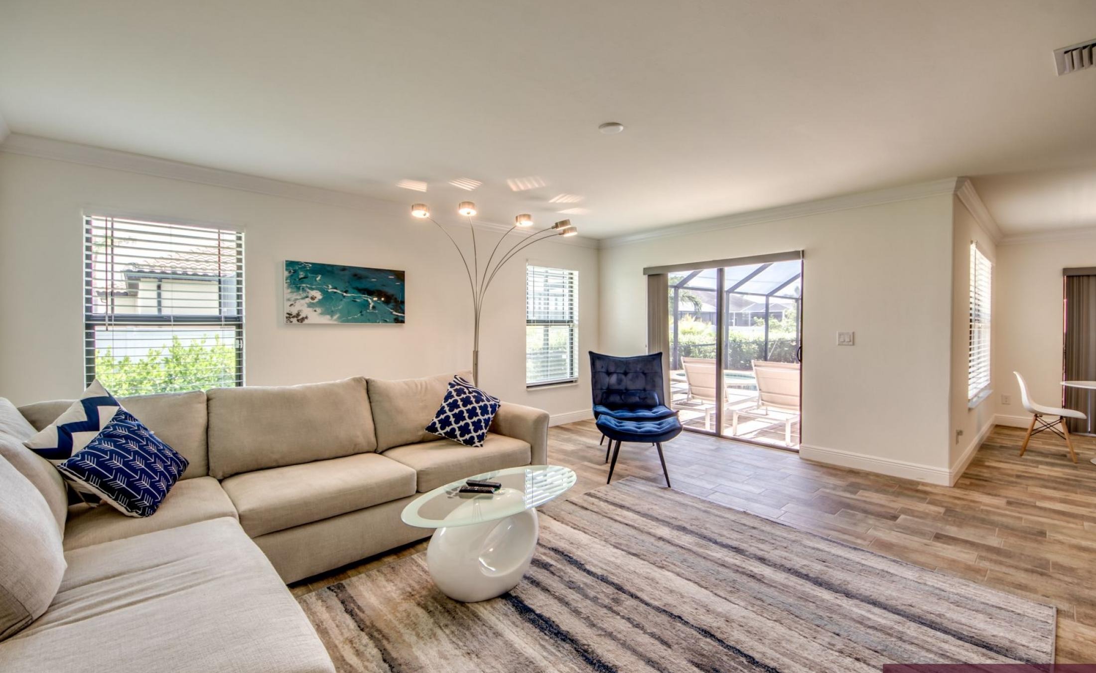 Beheizter Pool mit Spa und Terrasse im privaten Gartenbereich.