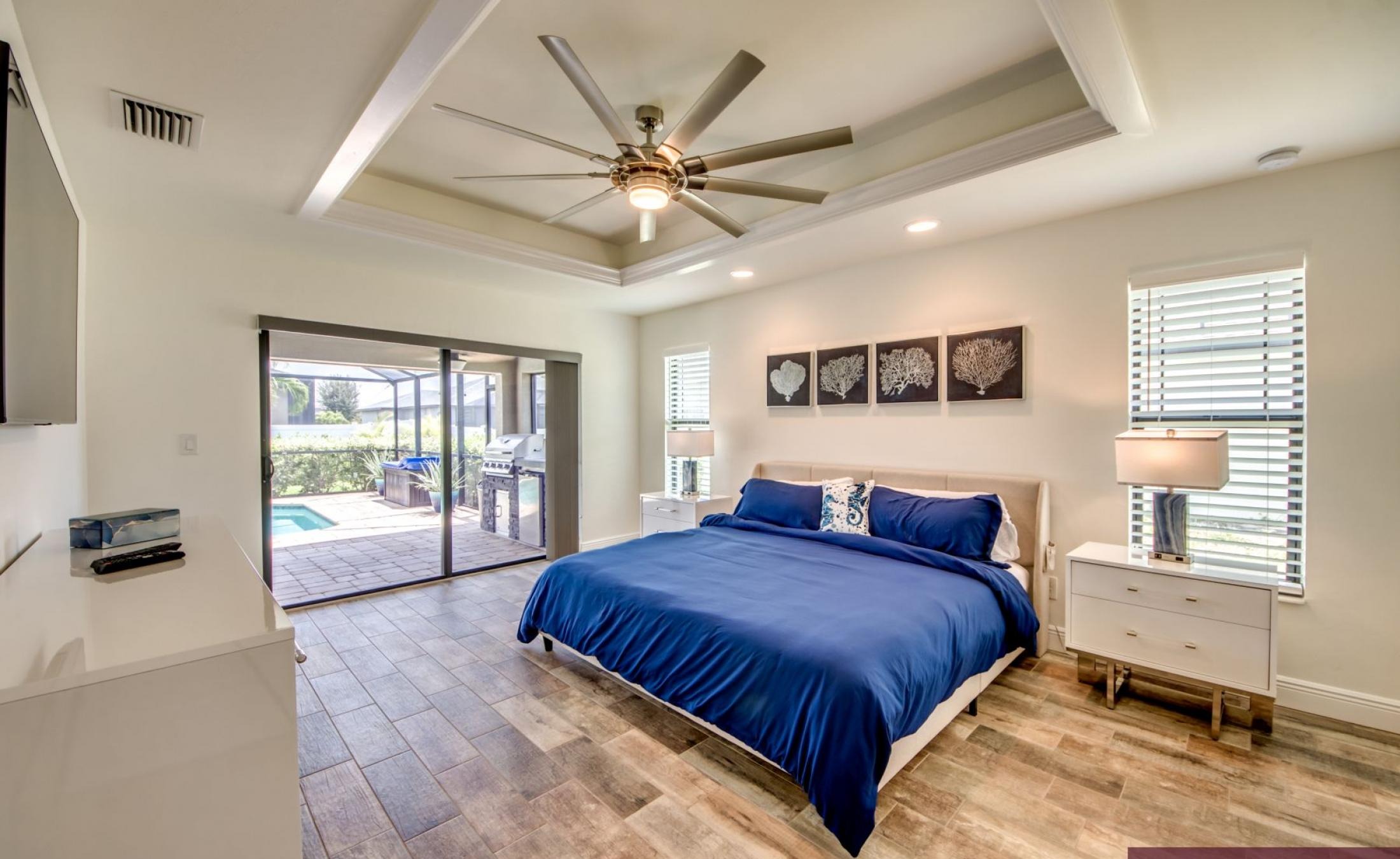 Moderne Villa in Cape Coral mit beheiztem Pool, Spa und Terrasse.