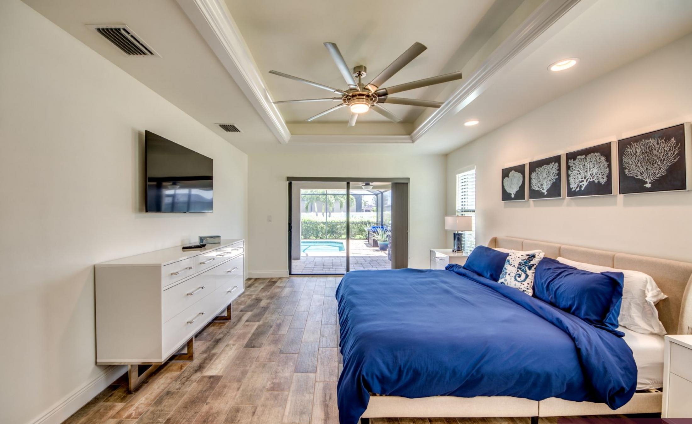 Beheizter Pool mit Spa und Terrasse im Außenbereich.