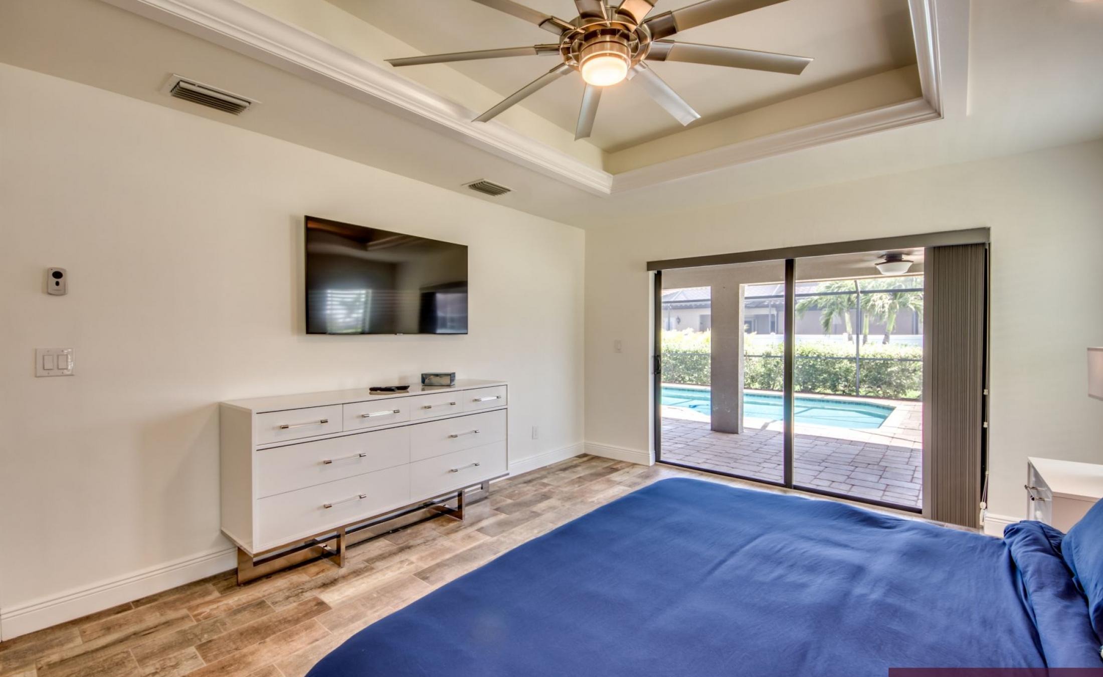 Beheizter Pool mit Spa und Terrasse im Außenbereich