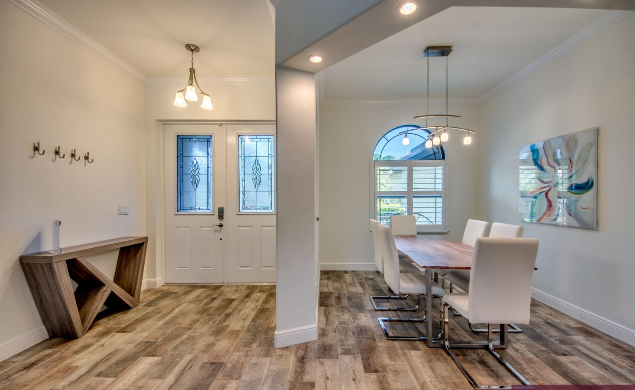 Beheizter Pool mit Spa und Terrasse im Außenbereich.