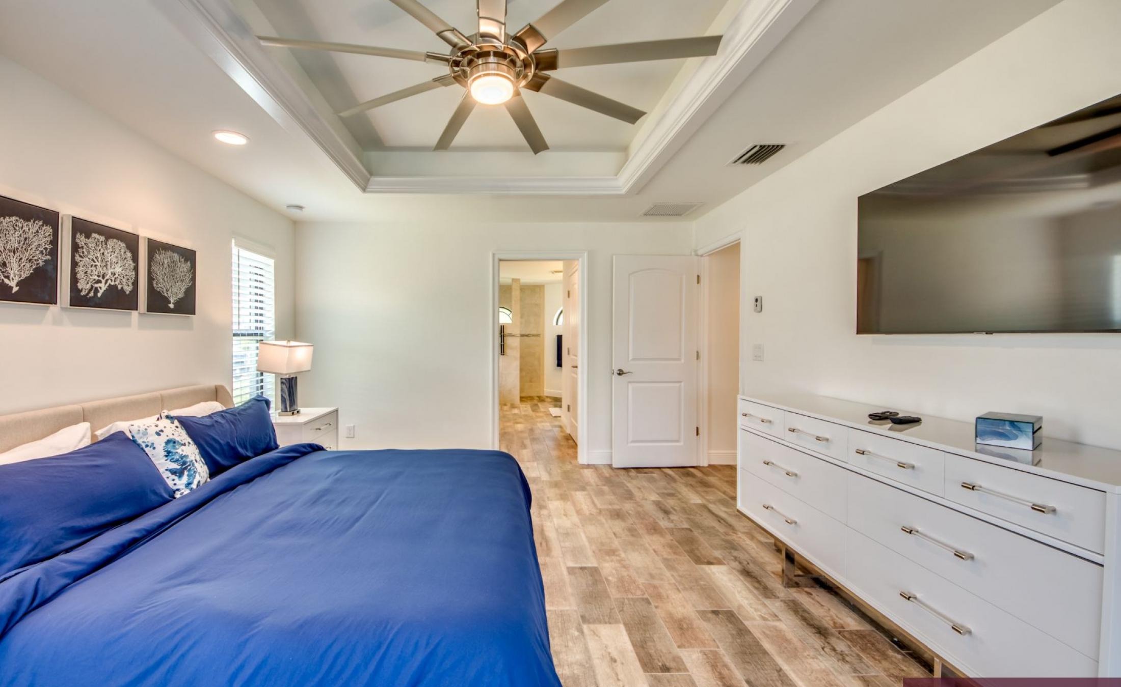 Beheizter Pool mit Spa und Terrasse im Außenbereich.