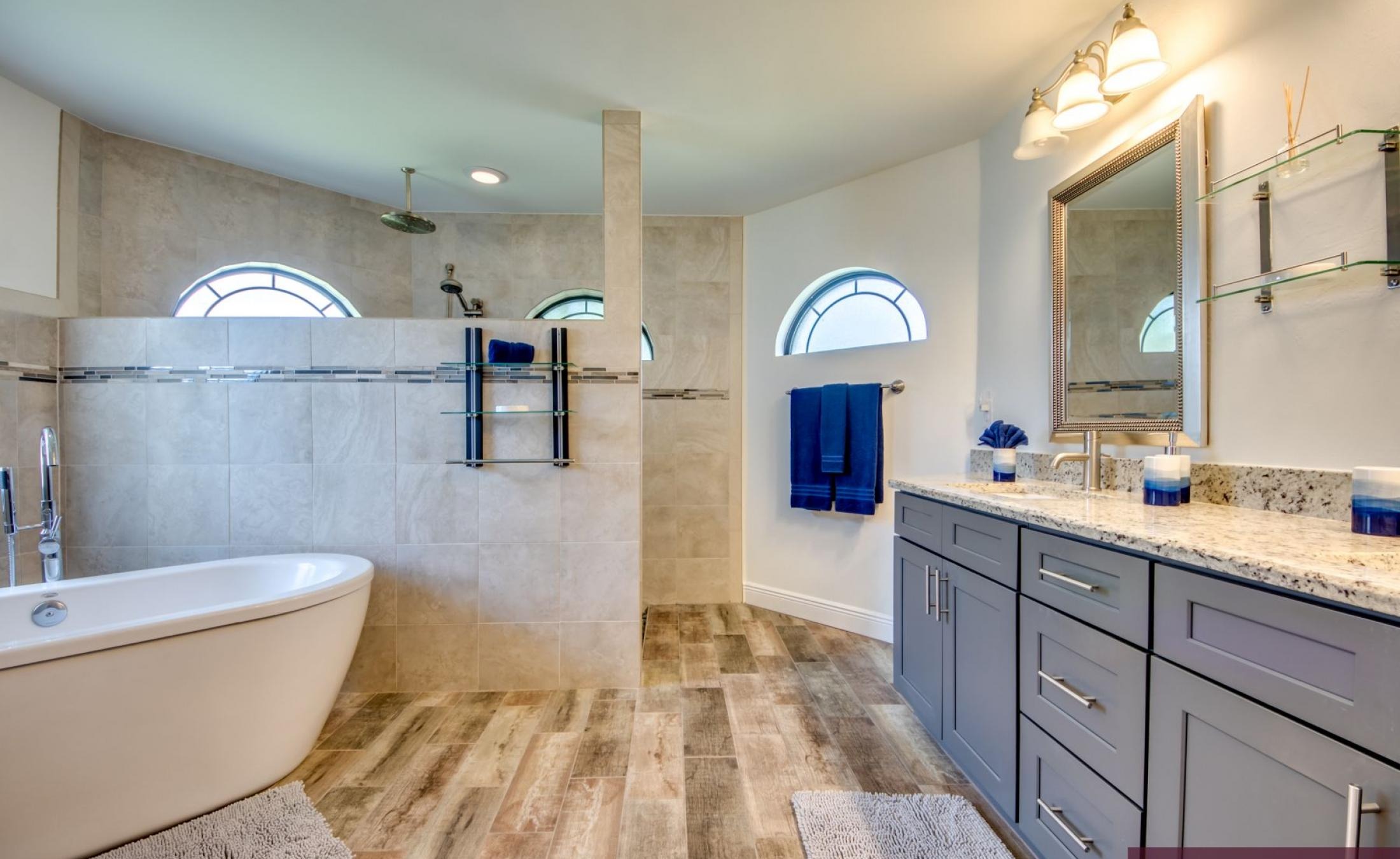 Beheizter Pool mit Spa und Liegen im privaten Außenbereich.