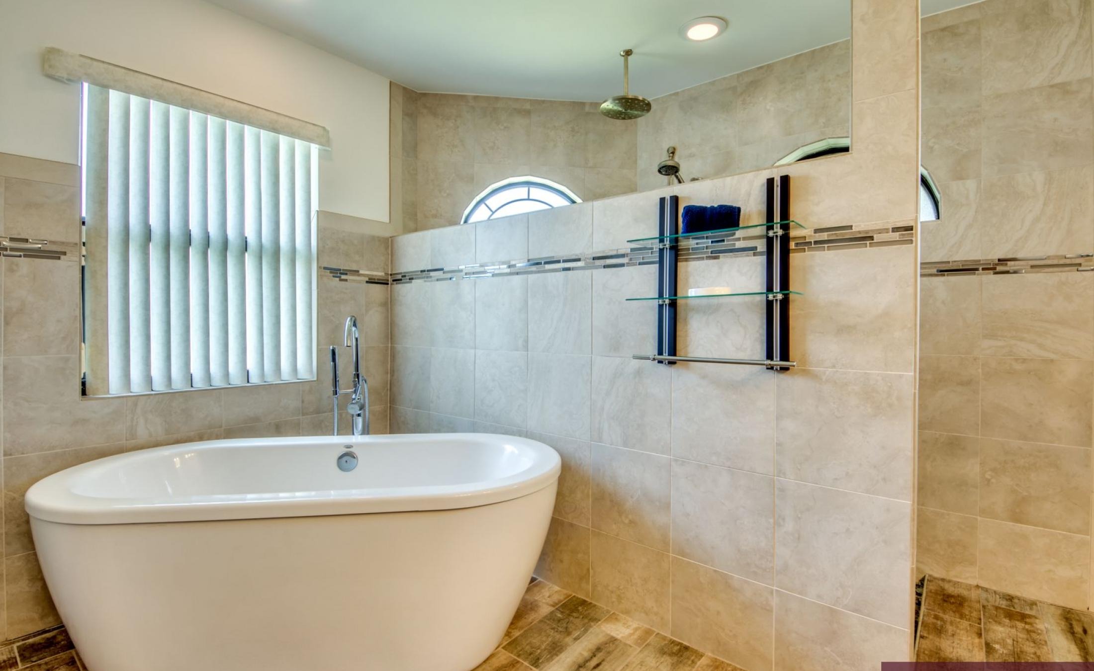 Beheizter Pool mit Spa und Terrasse im privaten Gartenbereich.