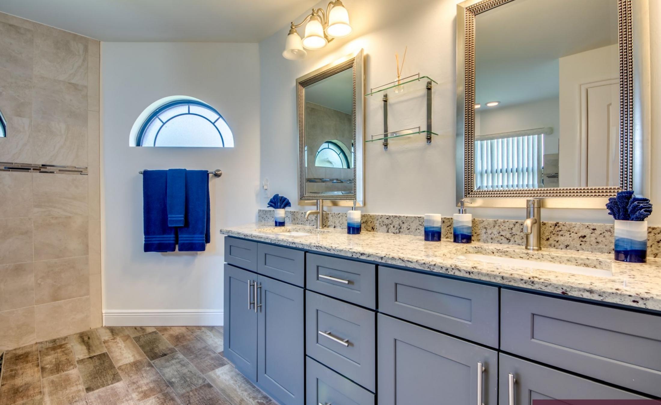 Beheizter Pool mit Spa und Terrasse im Außenbereich.