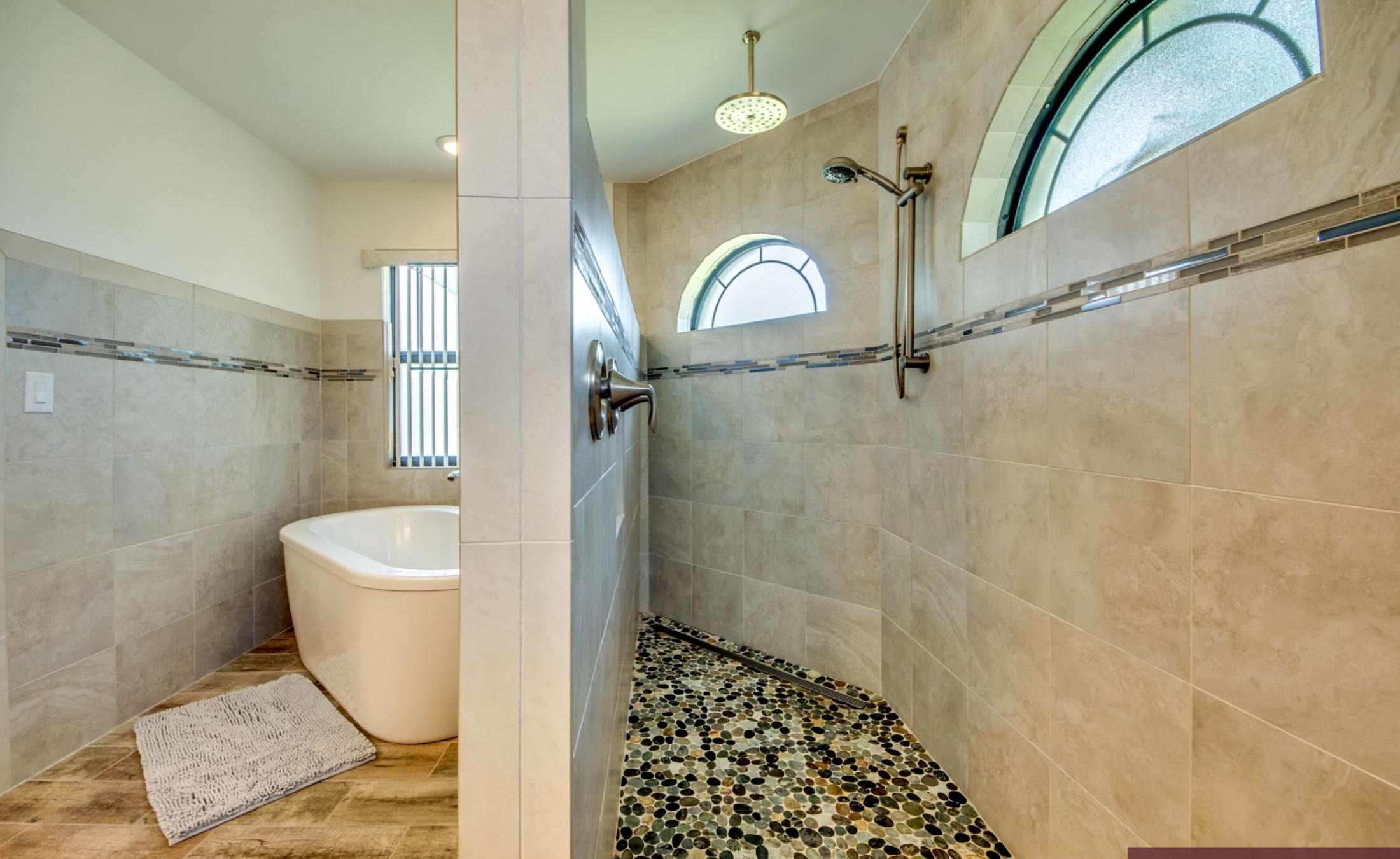 Beheizter Pool mit Spa und Terrasse im Außenbereich.