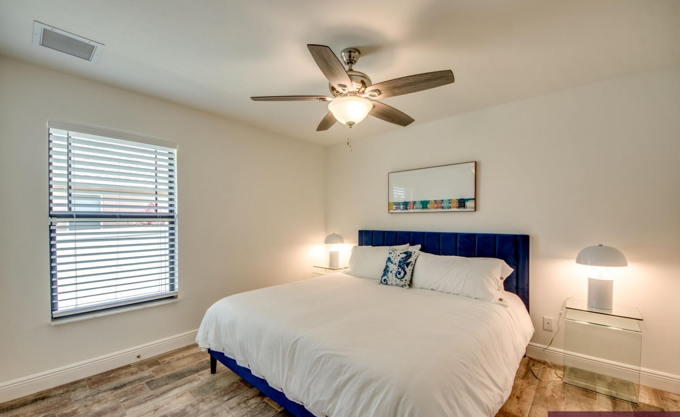 Beheizter Pool mit Spa und Terrasse im Außenbereich.