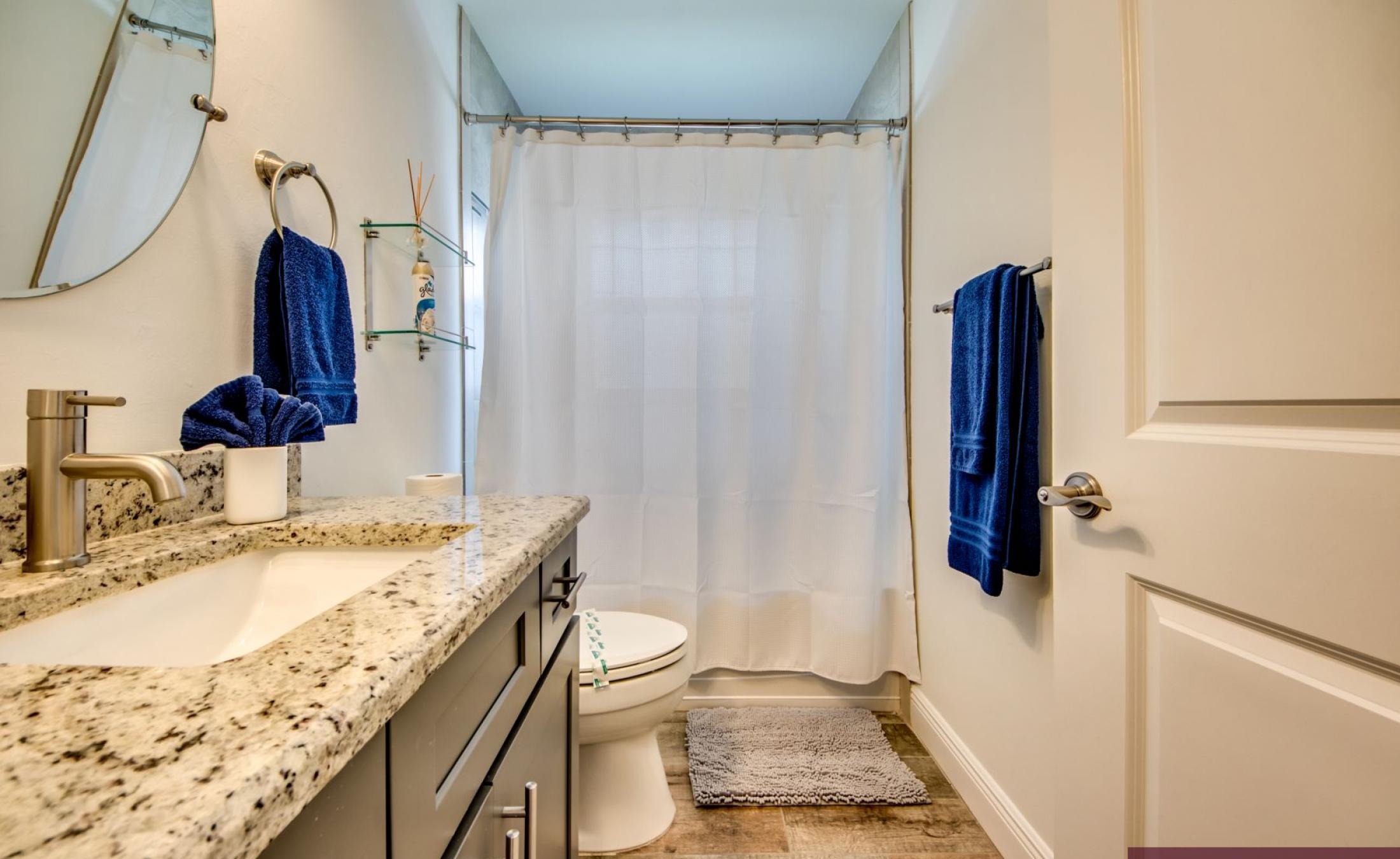 Beheizter Pool mit Spa und Terrasse im Außenbereich.