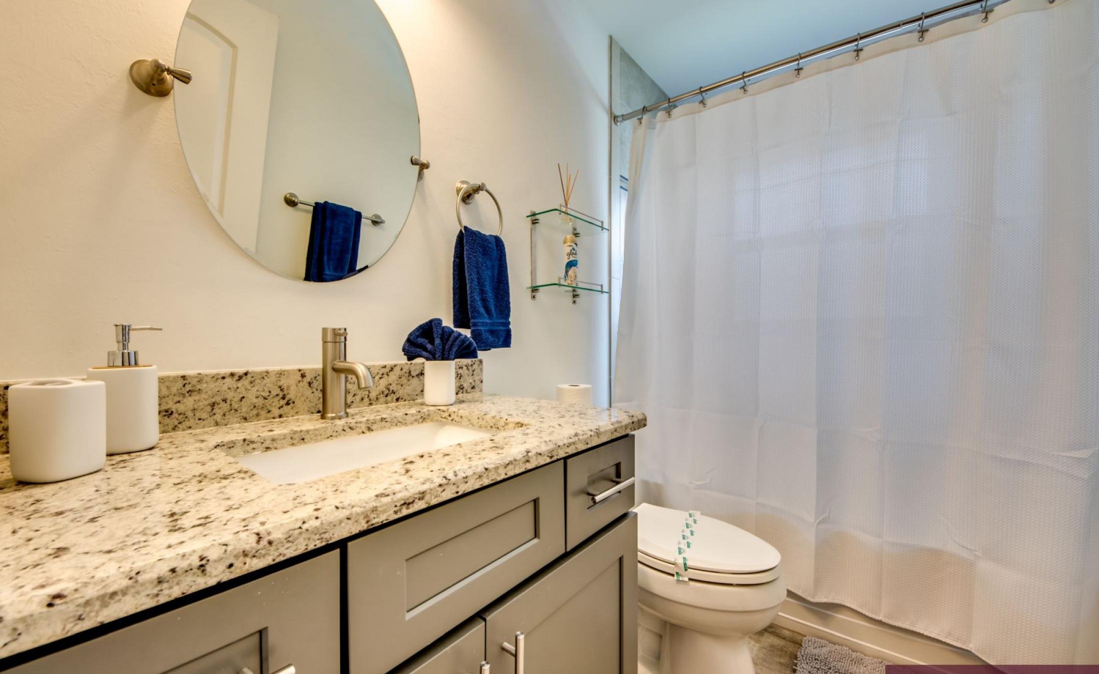 Beheizter Pool mit Spa und Liegen auf der Terrasse.