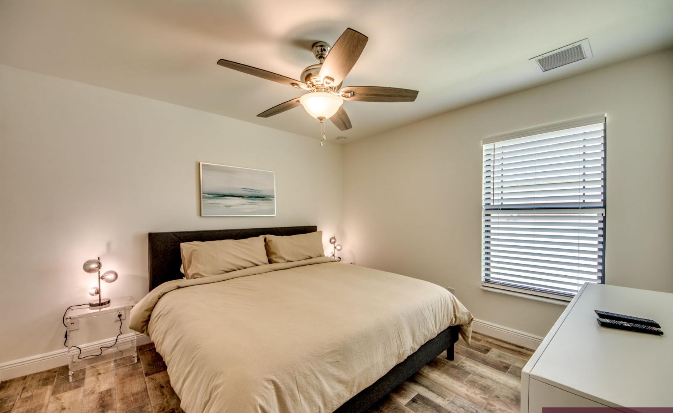 Beheizter Pool mit Spa und Terrasse im Außenbereich.