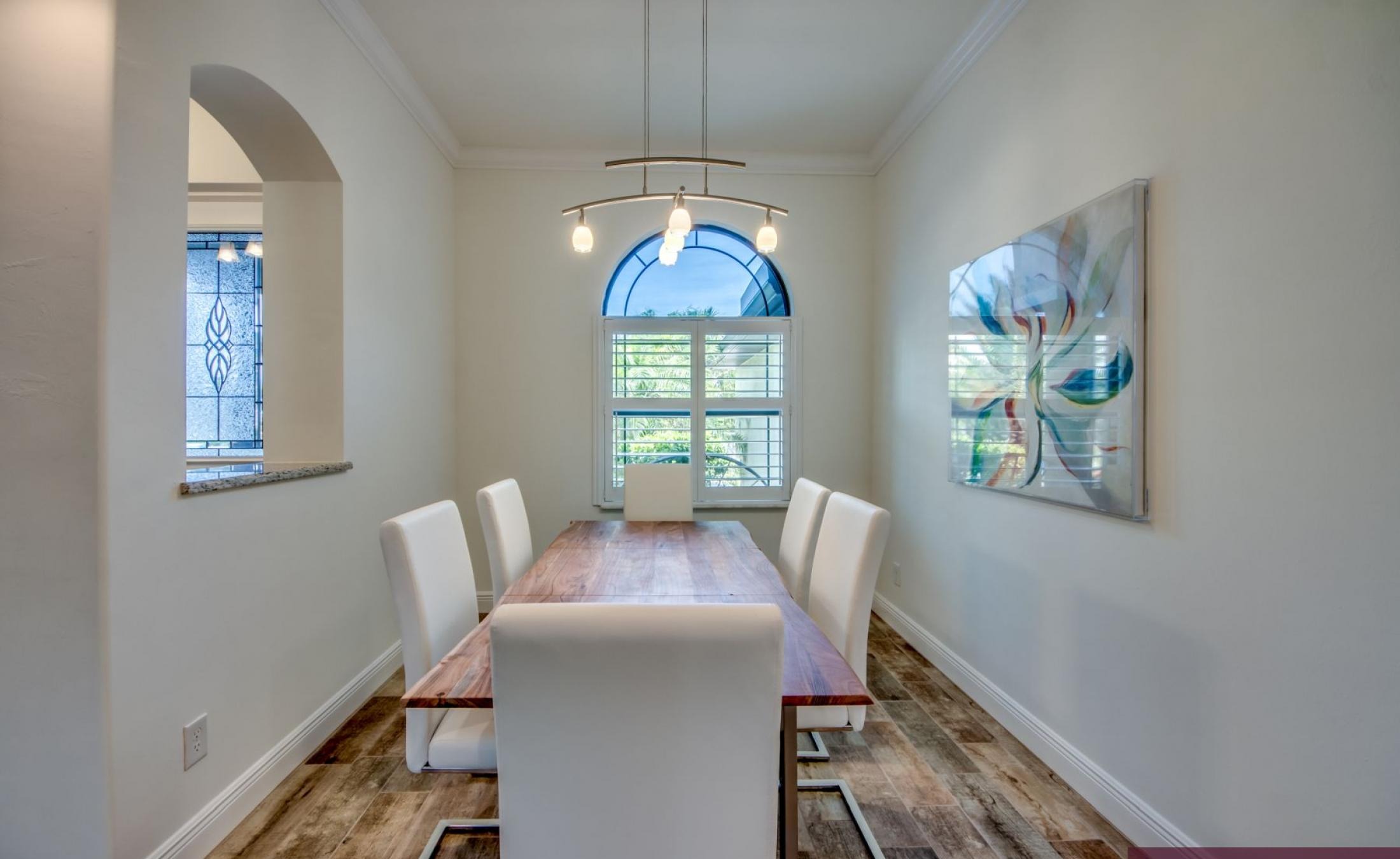 Beheizter Pool mit Spa und Terrasse im privaten Gartenbereich.