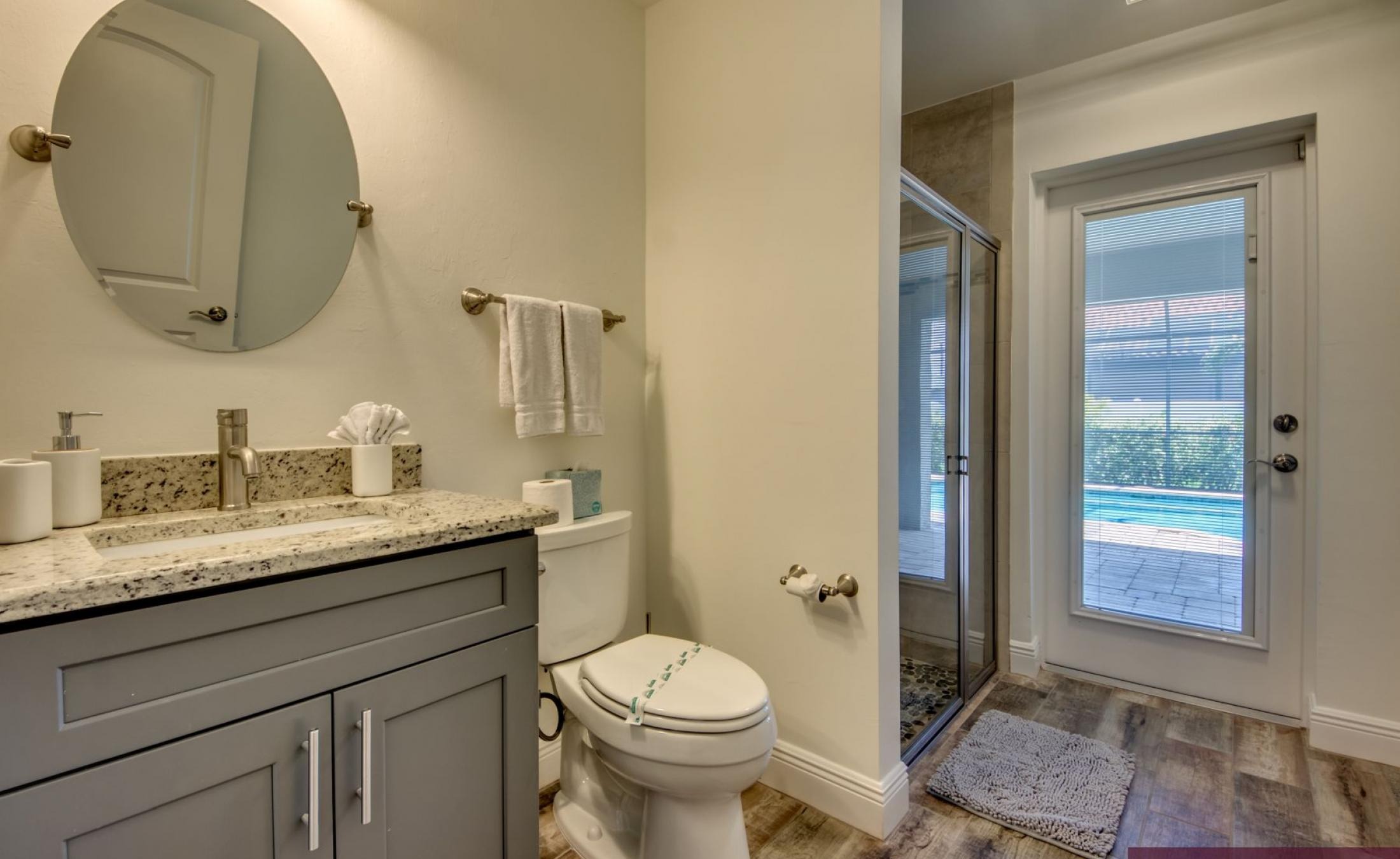 Beheizter Pool mit Spa und Terrasse im Außenbereich.