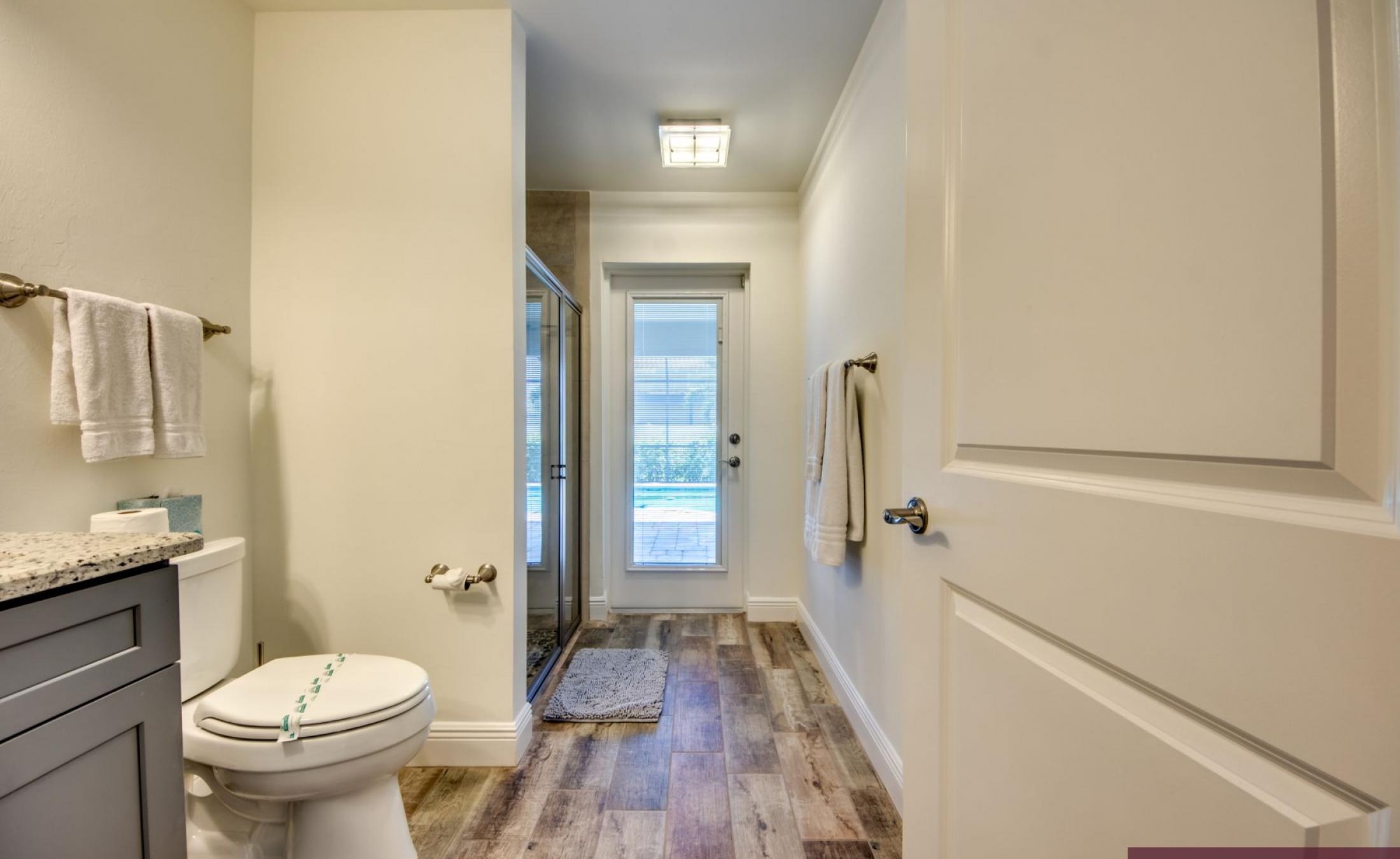 Beheizter Pool mit Spa und Terrasse im Außenbereich.