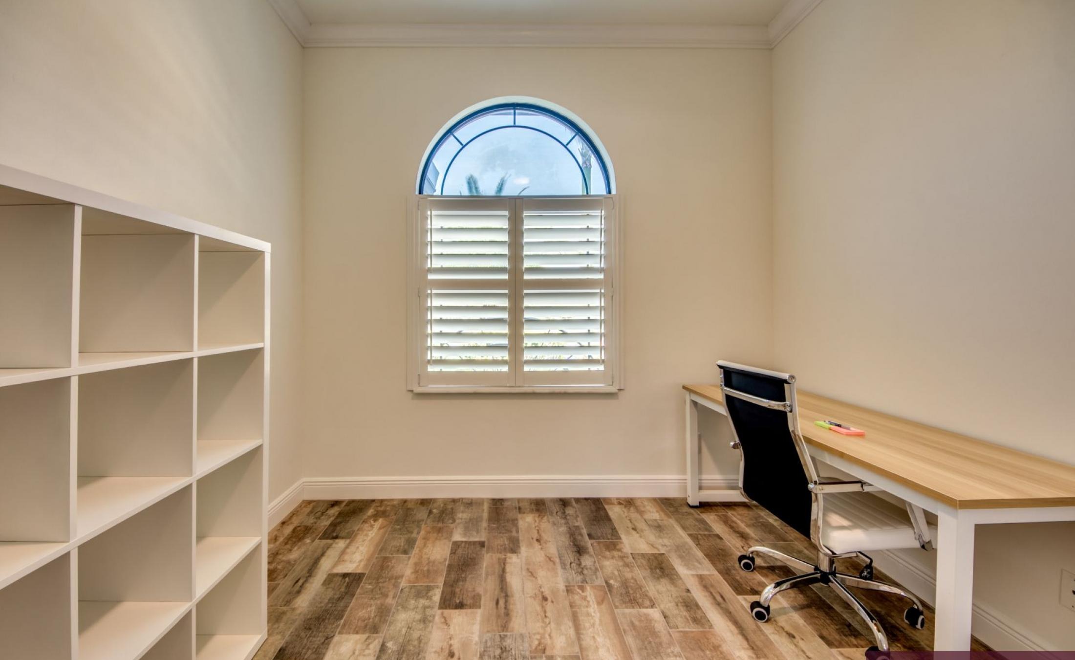 Beheizter Pool mit Spa und Terrasse im Außenbereich.