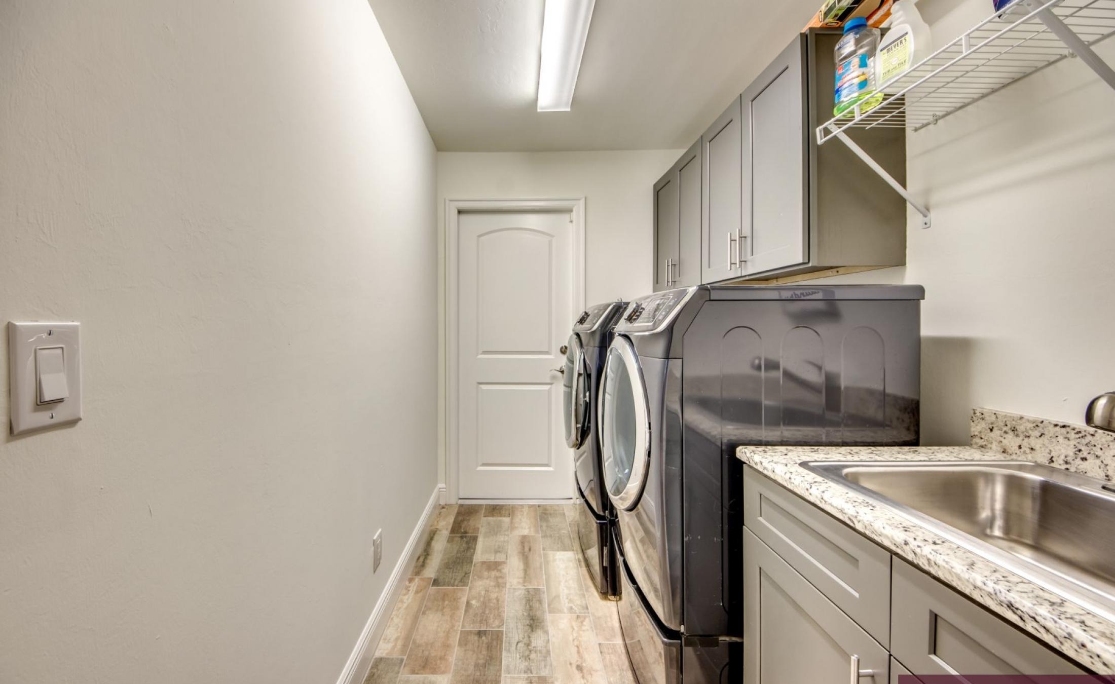 Moderne Villa mit beheiztem Pool und Terrasse in Cape Coral, Florida.