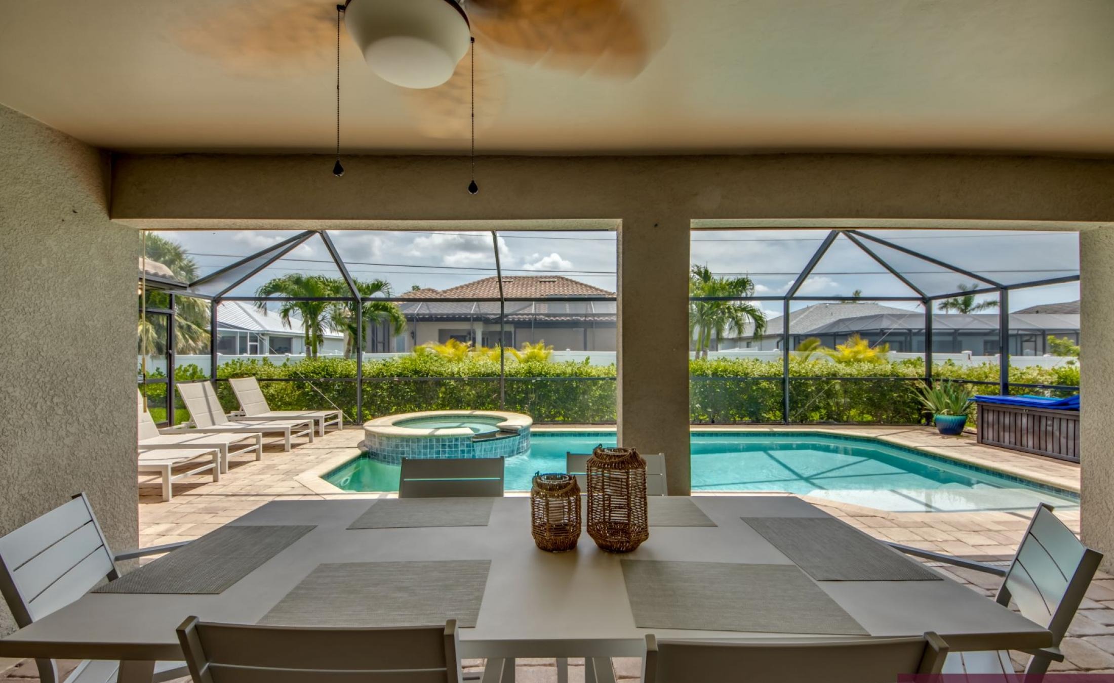 Beheizter Pool mit Spa und Sonnenliegen auf der Terrasse.