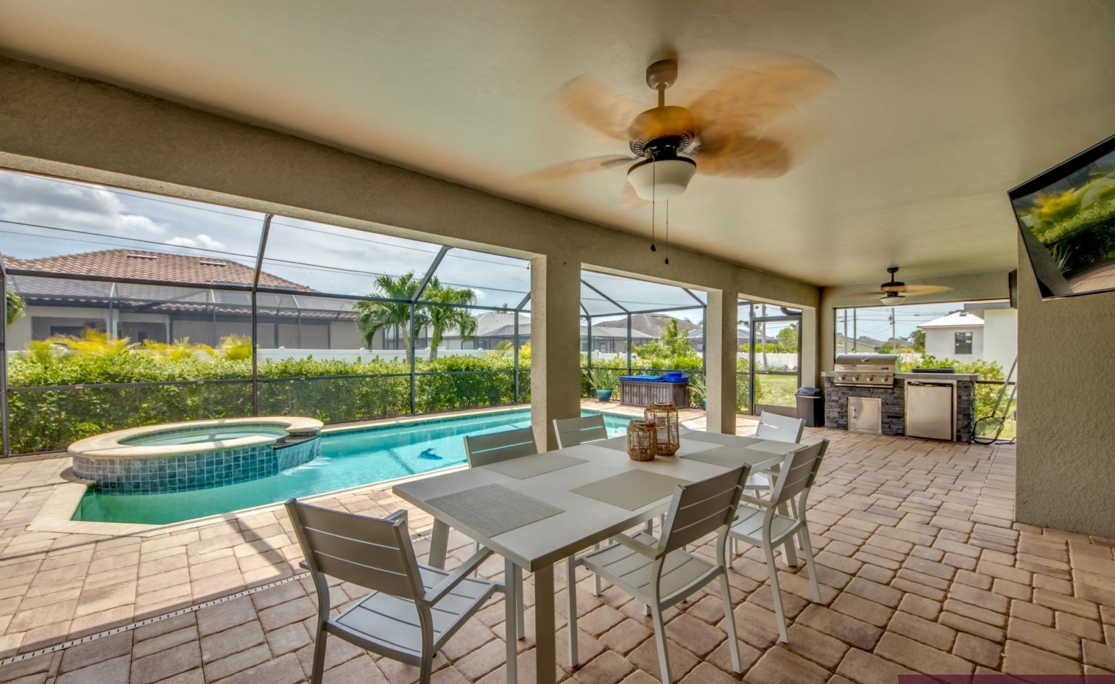 Beheizter Pool mit Spa und Terrasse im Außenbereich.