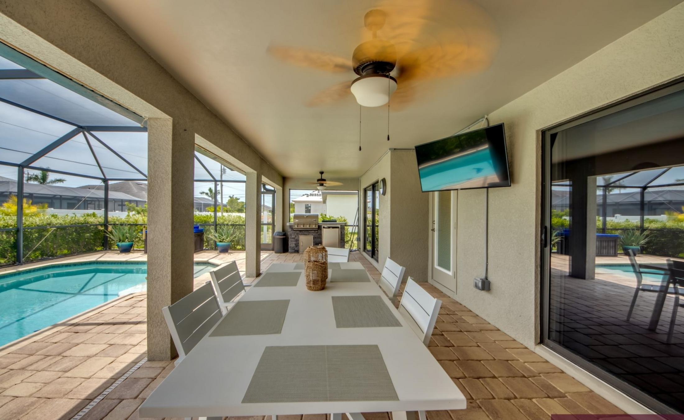 Beheizter Pool mit Spa und Terrasse im Außenbereich.