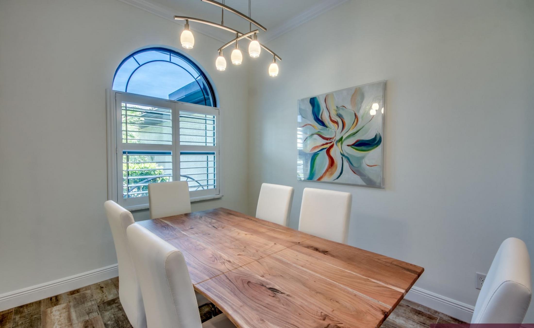 Beheizter Pool mit Spa und Terrasse im Außenbereich.