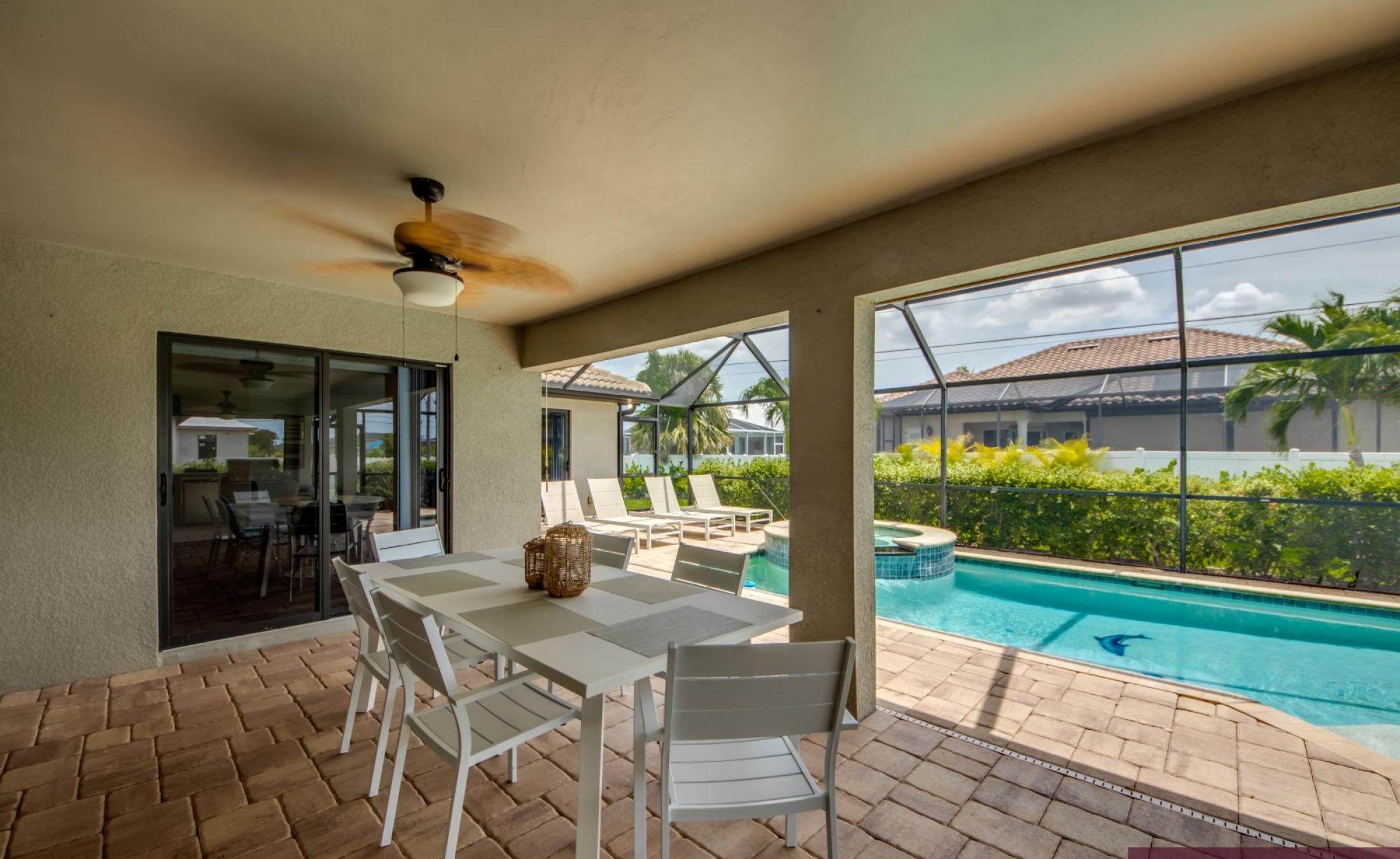 Beheizter Pool mit Spa und Terrasse im privaten Gartenbereich.