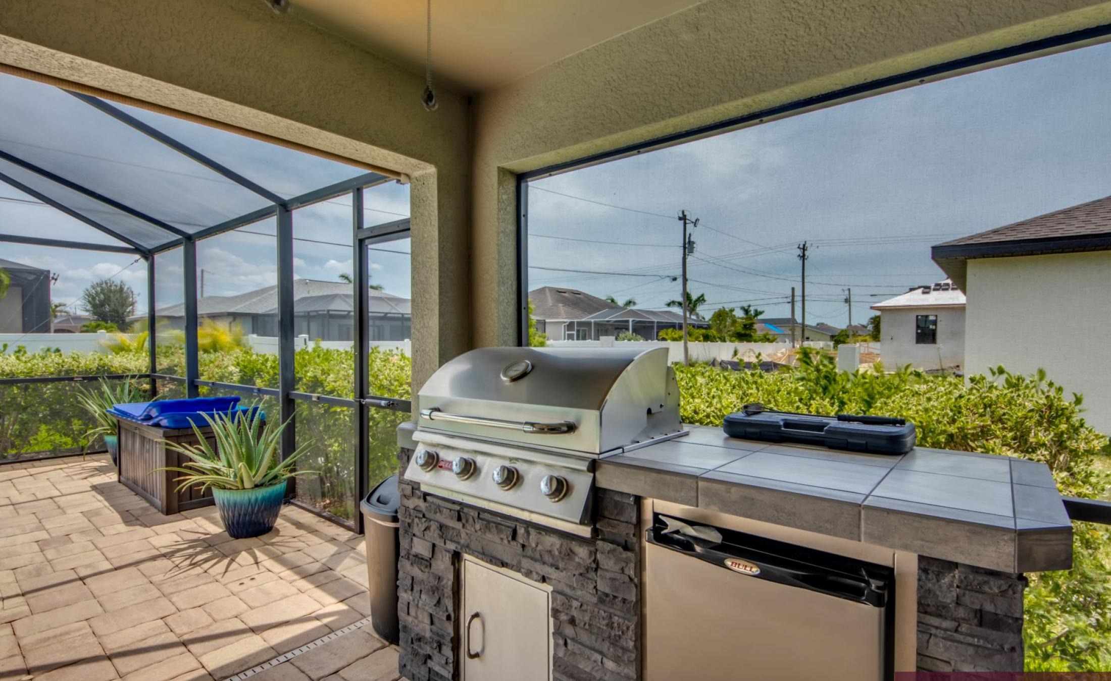 Beheizter Pool mit Spa und Liegen im privaten Außenbereich.