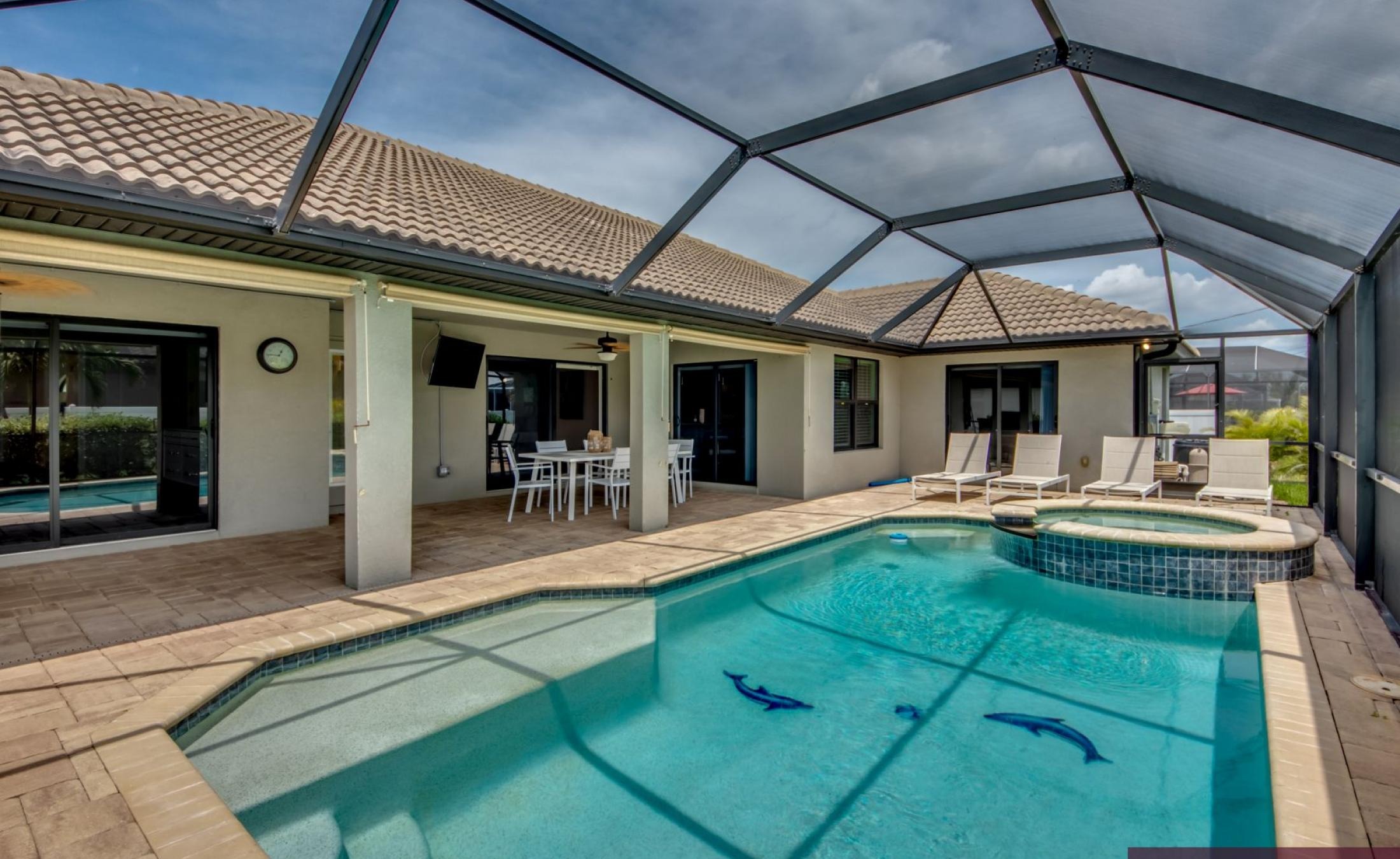 Beheizter Pool mit Spa und Terrasse im privaten Gartenbereich.