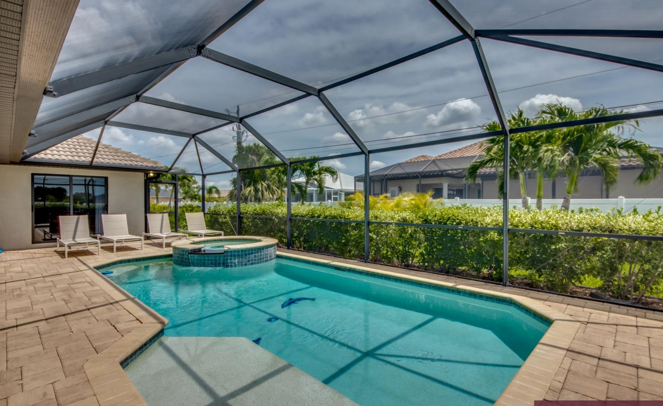 Beheizter Pool mit Spa und Terrasse im Gartenbereich