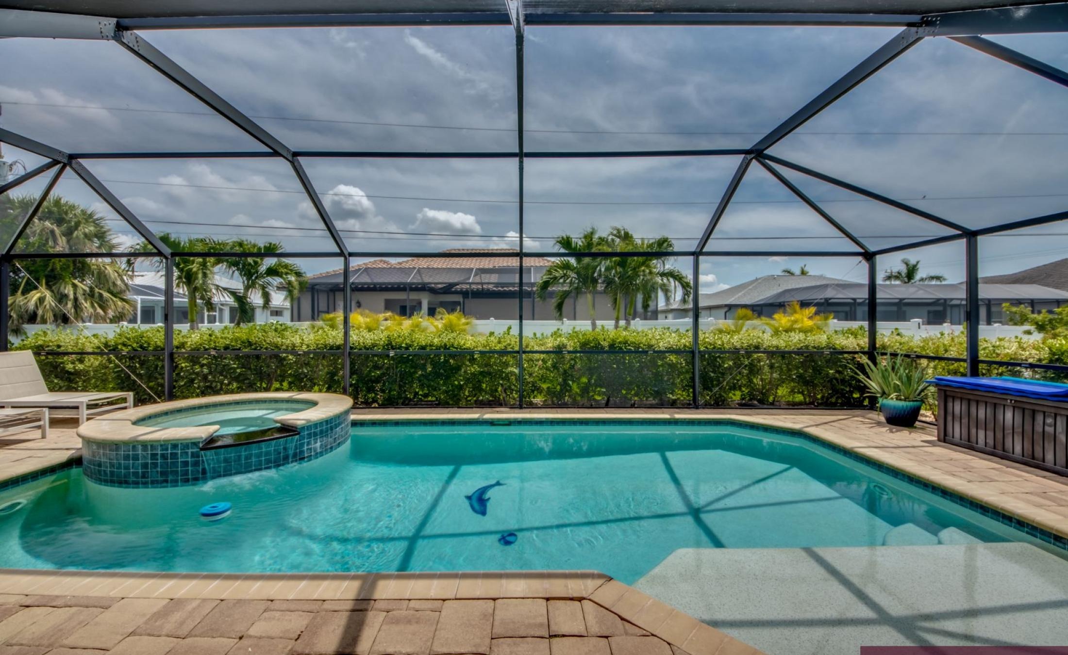 Beheizter Pool mit Spa und Liegen im privaten Außenbereich.