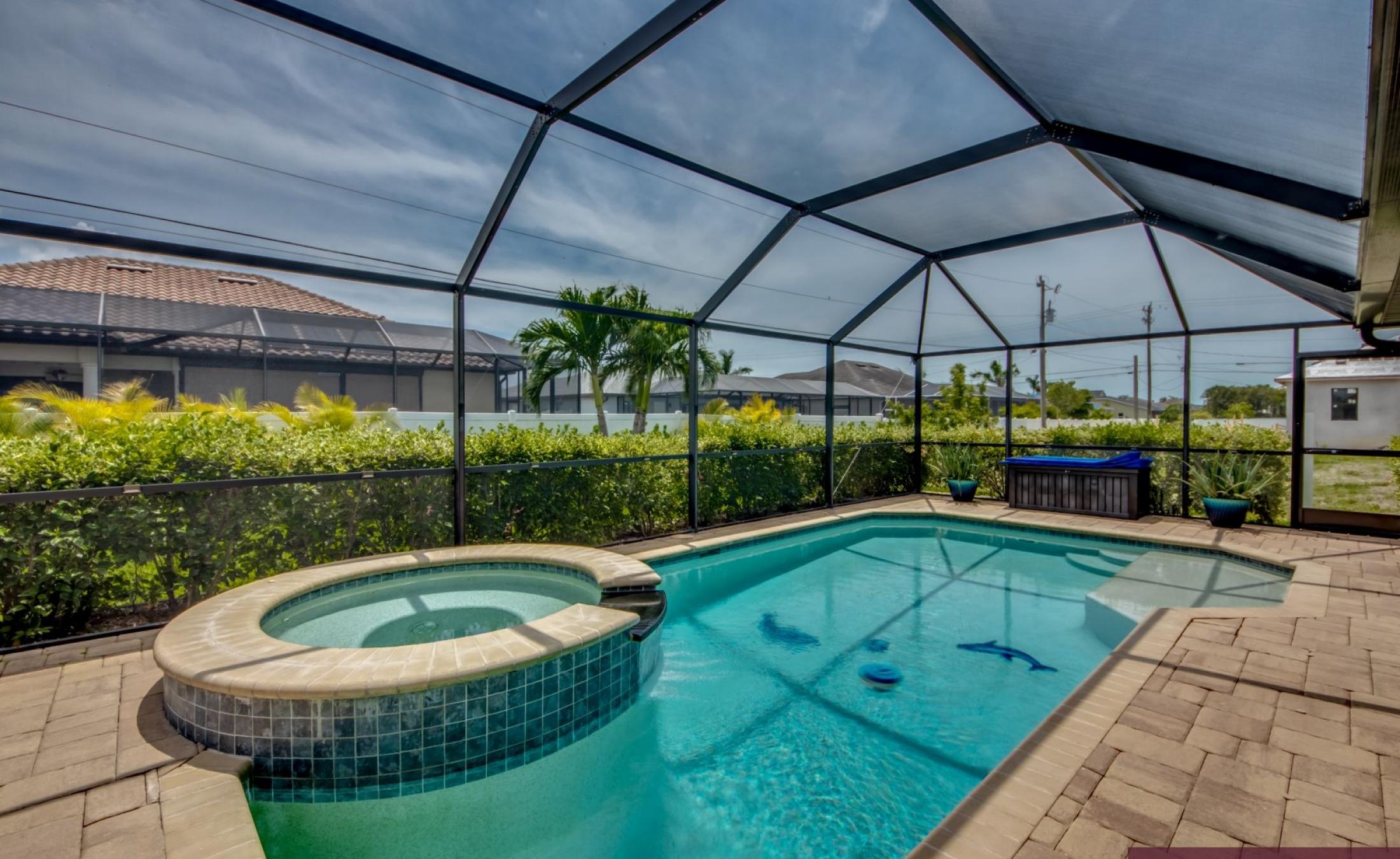 Beheizter Pool mit Spa und Terrasse im Außenbereich