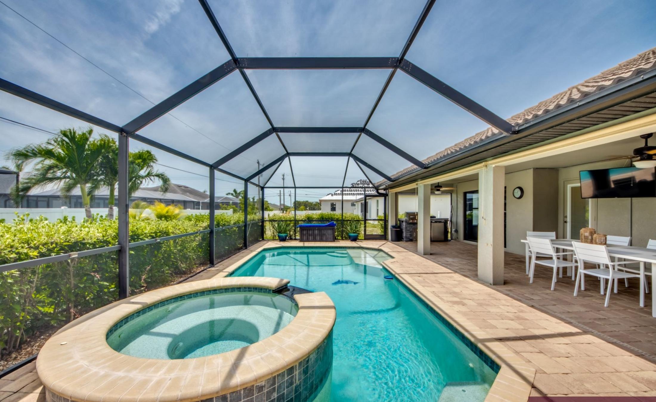Beheizter Pool mit Spa und Terrasse im Außenbereich.