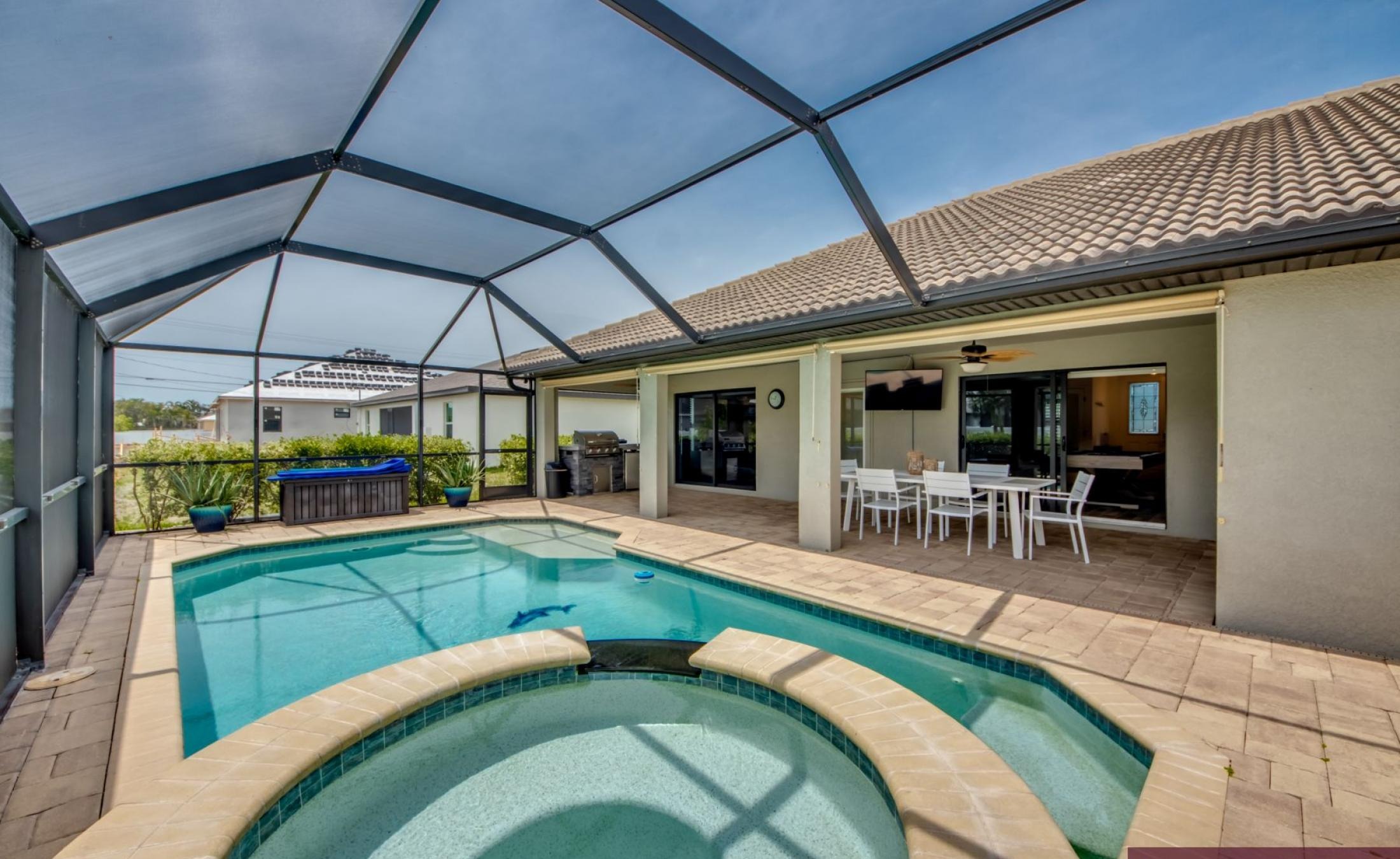 Beheizter Pool mit Spa und Liegen im privaten Außenbereich.