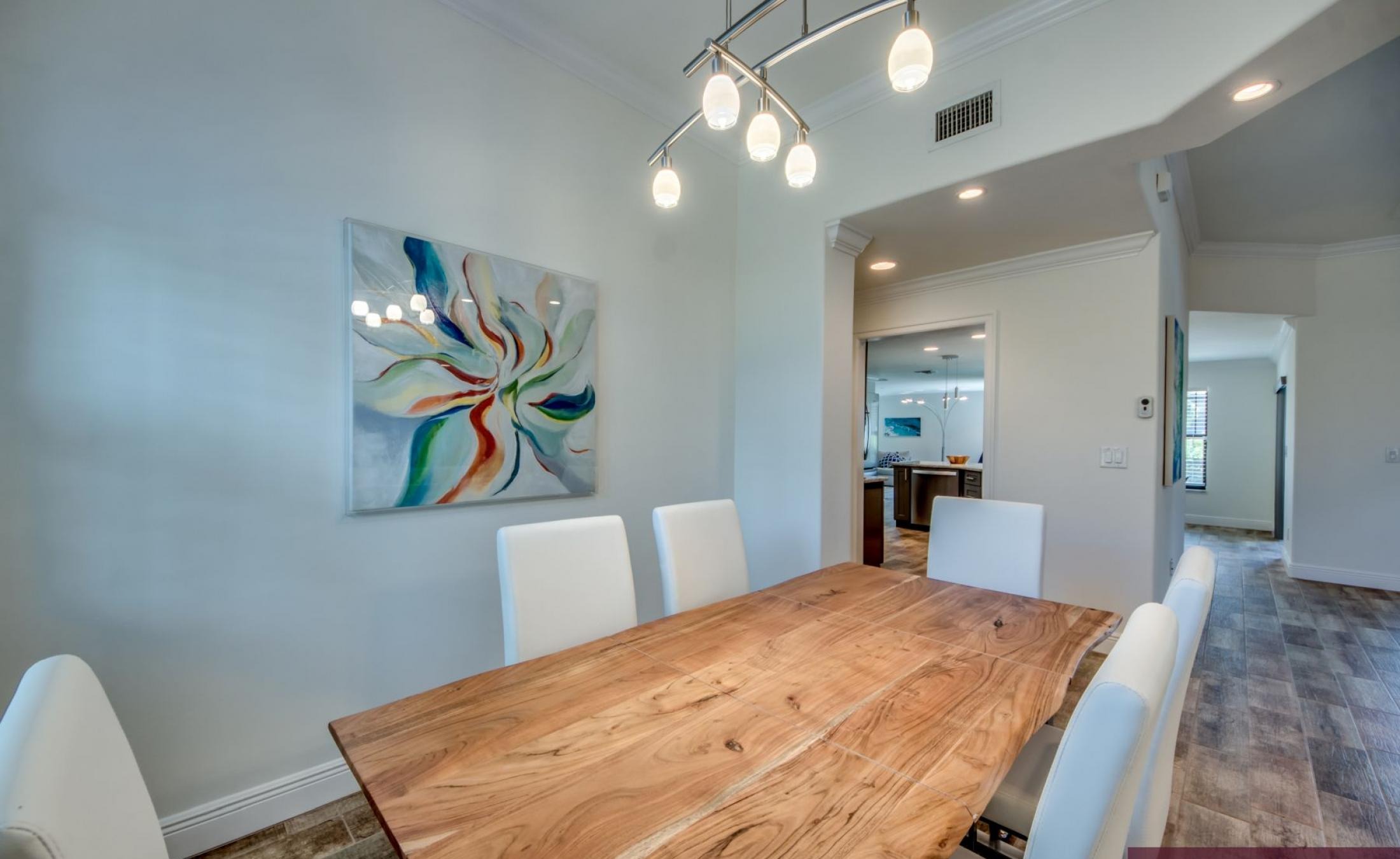 Beheizter Pool mit Spa und Terrasse im privaten Gartenbereich