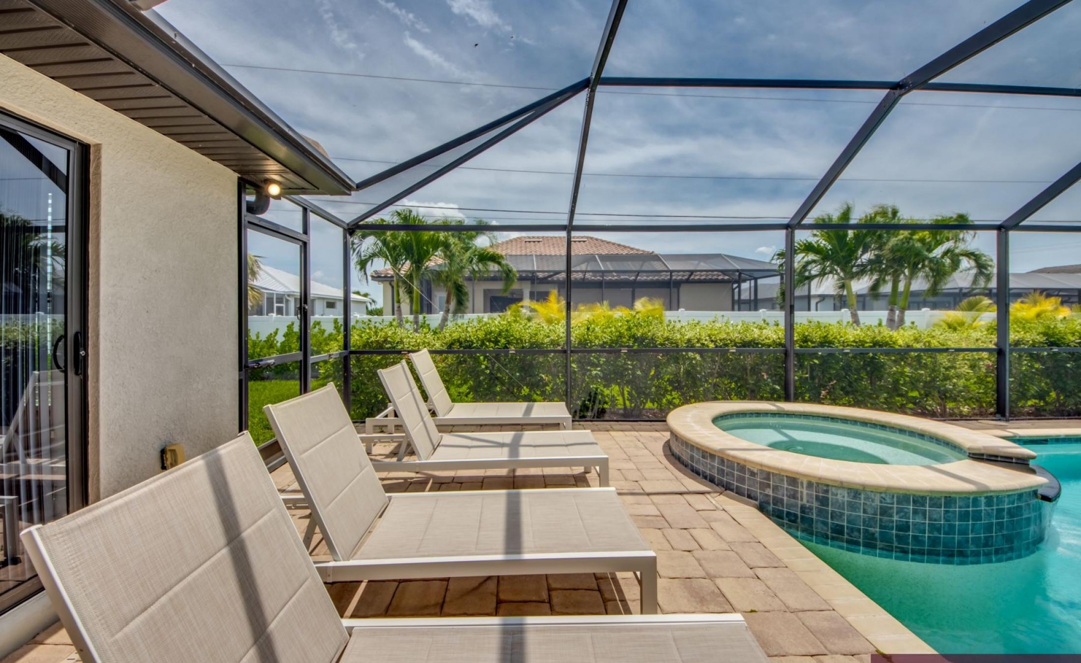 Beheizter Pool mit Spa und Terrasse im Gartenbereich