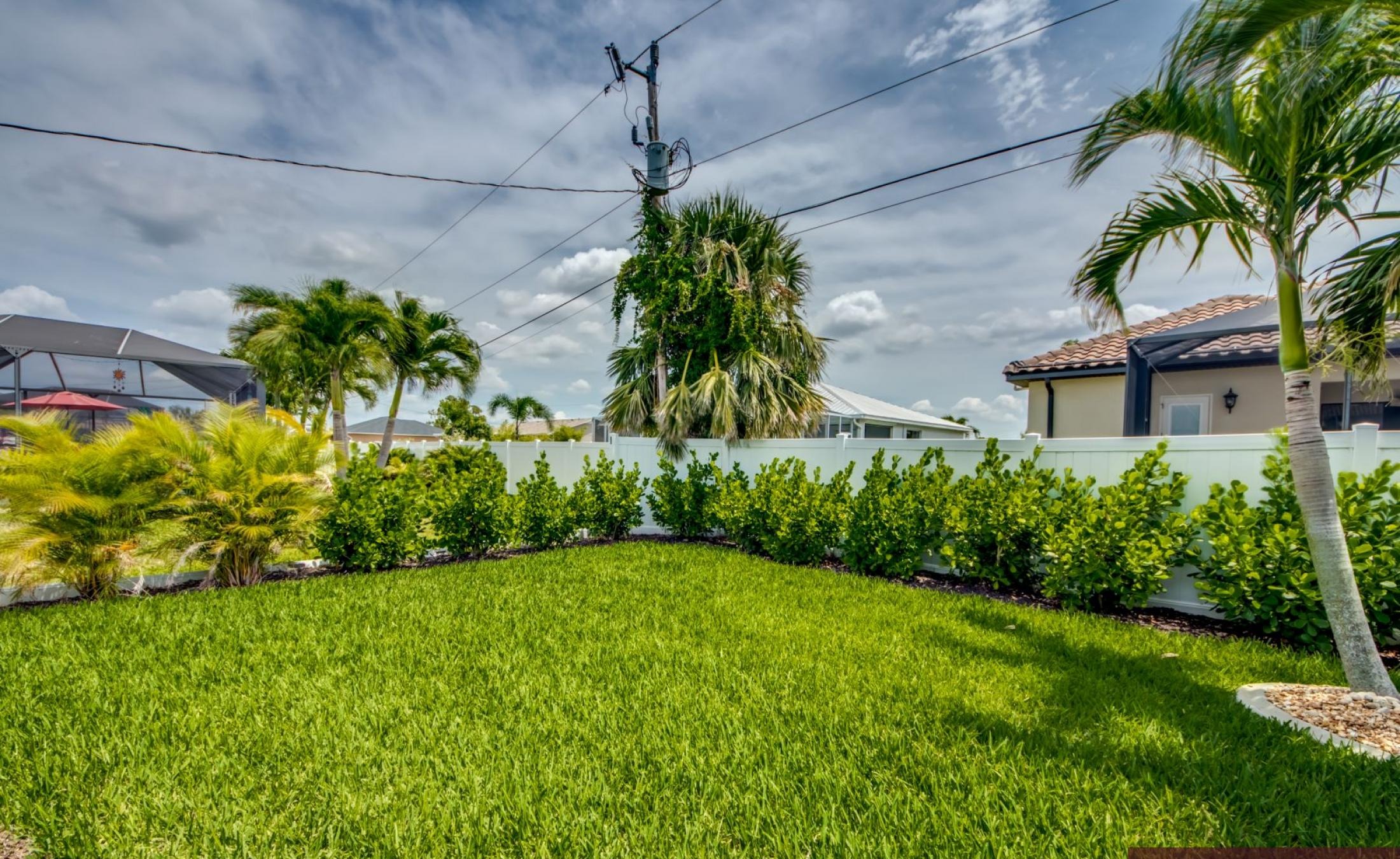 Beheizter Pool mit Spa und Terrasse im Außenbereich.