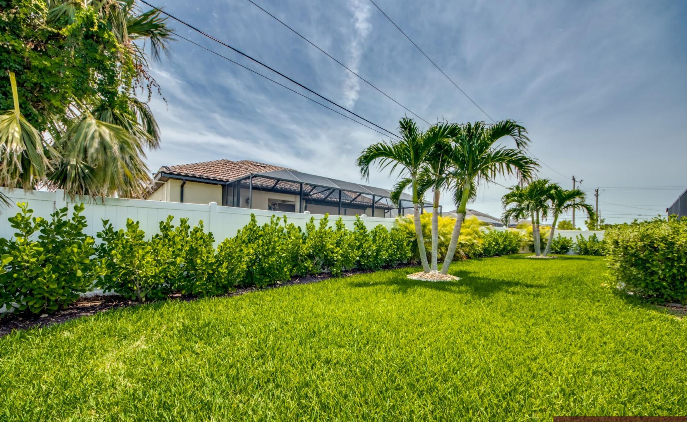 Beheizter Pool mit Spa und Terrasse im Außenbereich.