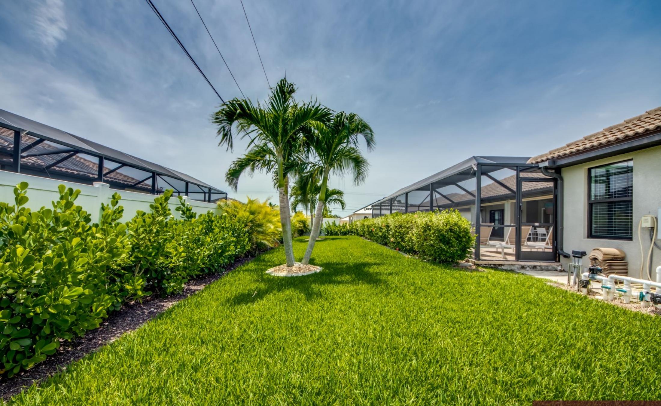 Beheizter Pool mit Spa und Sonnenliegen im privaten Außenbereich.