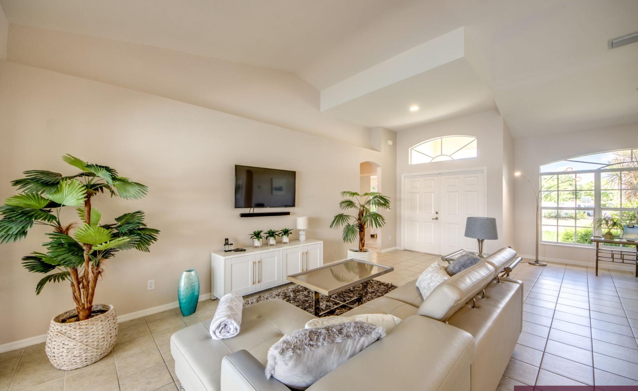 Große Terrasse mit Blick auf den Frischwasser-Kanal, Pool und Spa.