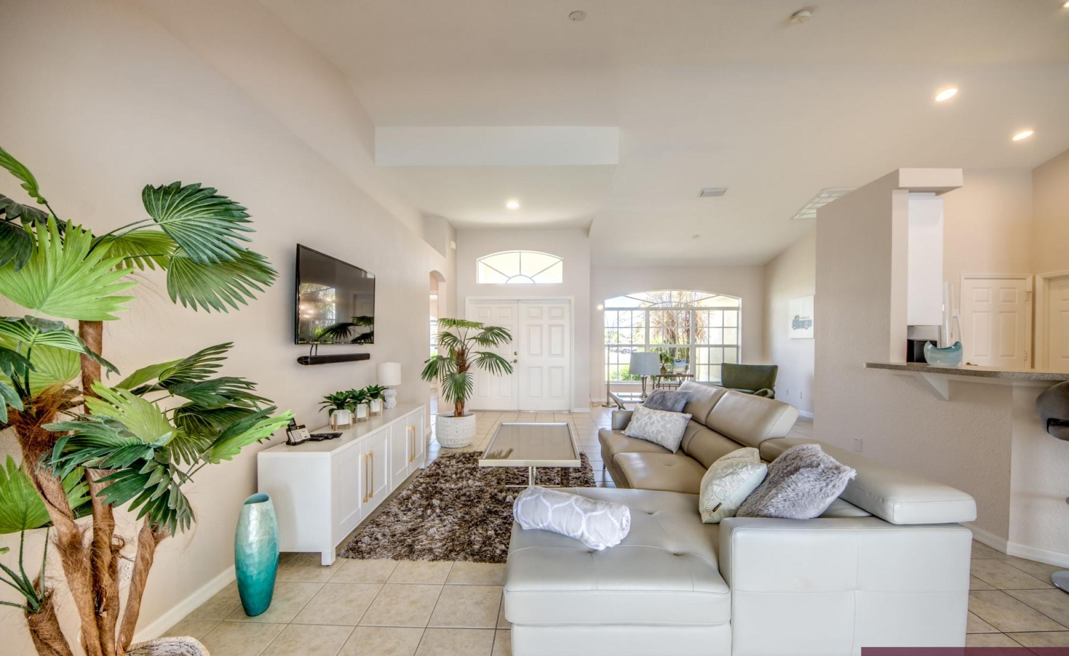 Terrasse am Kanal mit Pool, Spa und Bootsdock.