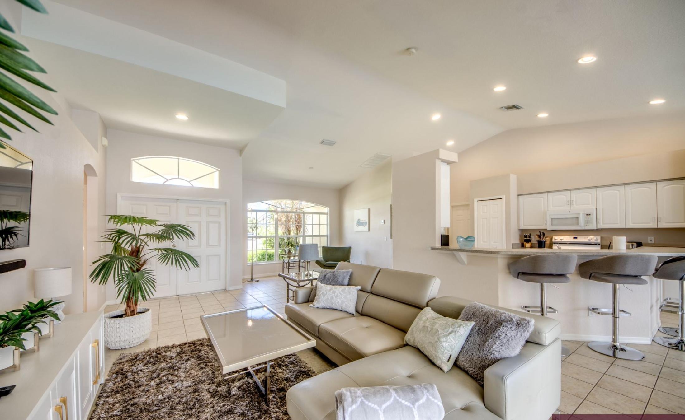 Große Terrasse mit Blick auf den Kanal, Pool und Spa.
