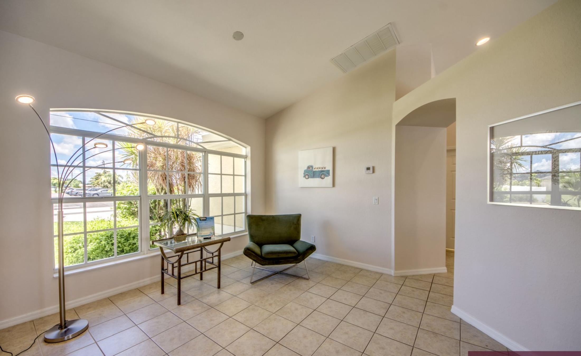 Terrasse mit Blick auf den Frischwasser-Kanal, Pool und Spa am Wasser.