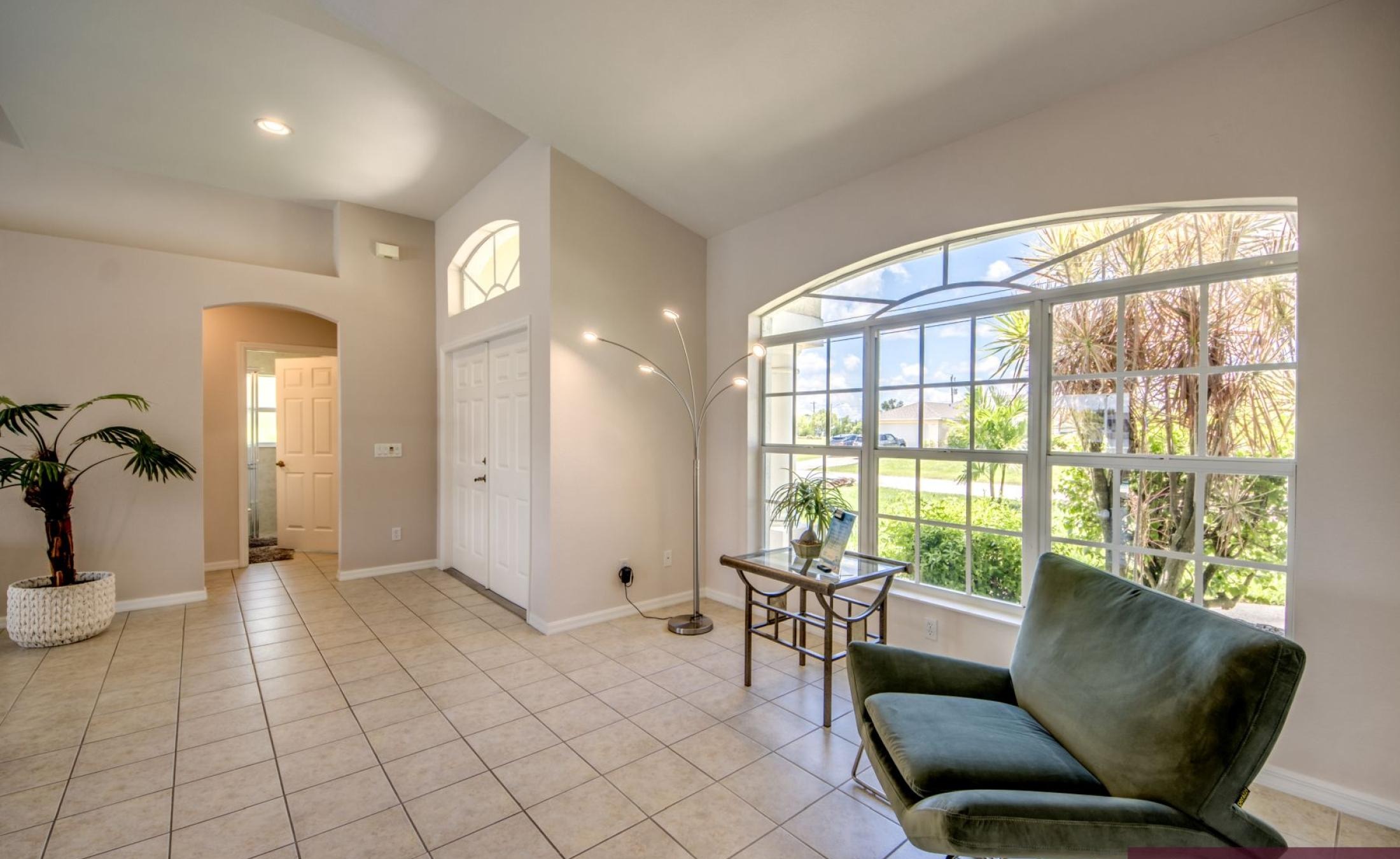 Elektrisch beheizter Pool und Spa auf der Terrasse mit Blick auf den Frischwasser-Kanal und Bootsdock.