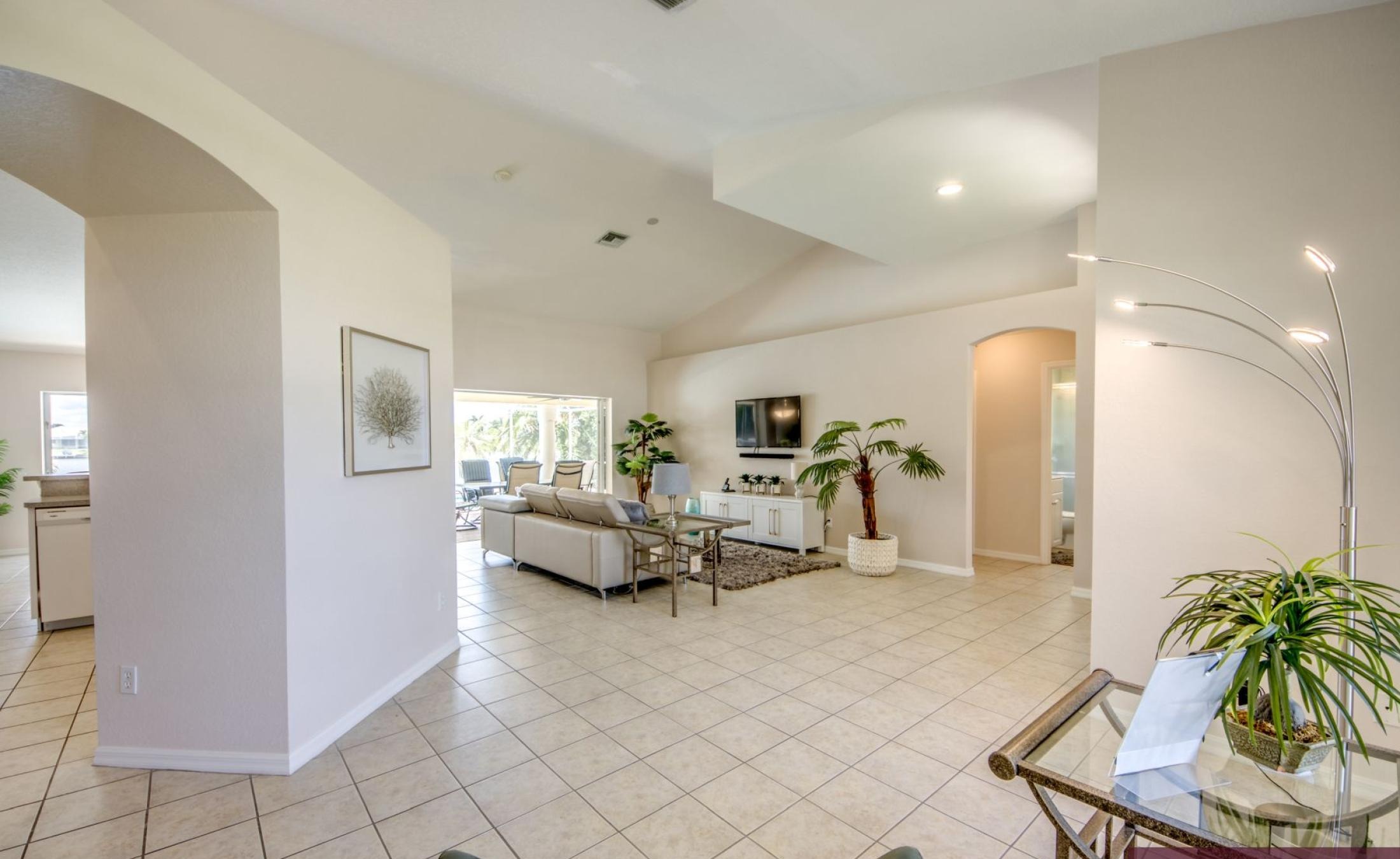 Elektrisch beheizter Pool und Spa auf der Terrasse mit Blick auf den Kanal und Bootsdock.