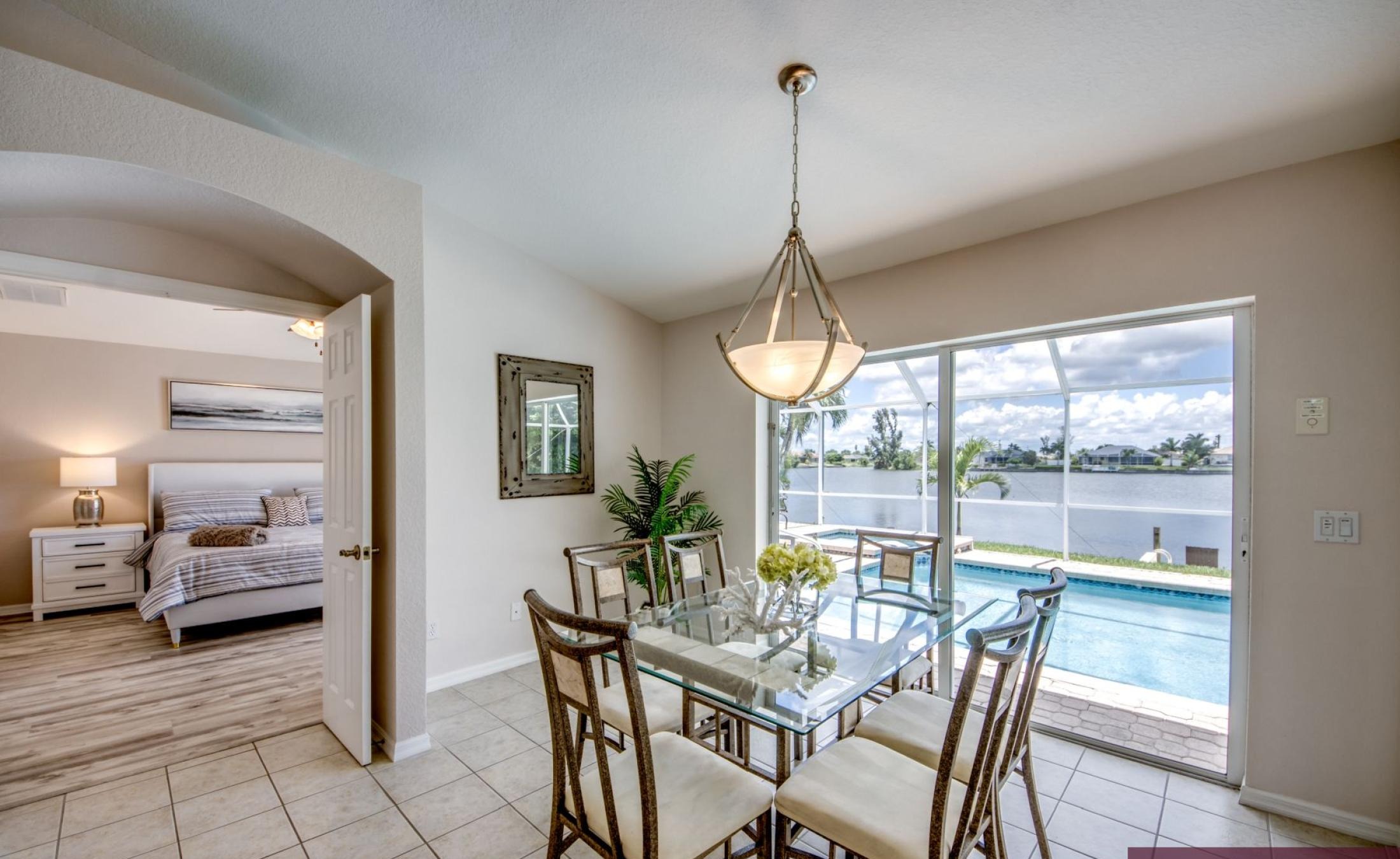 Terrasse am Kanal mit beheiztem Pool, Spa und Bootsdock.