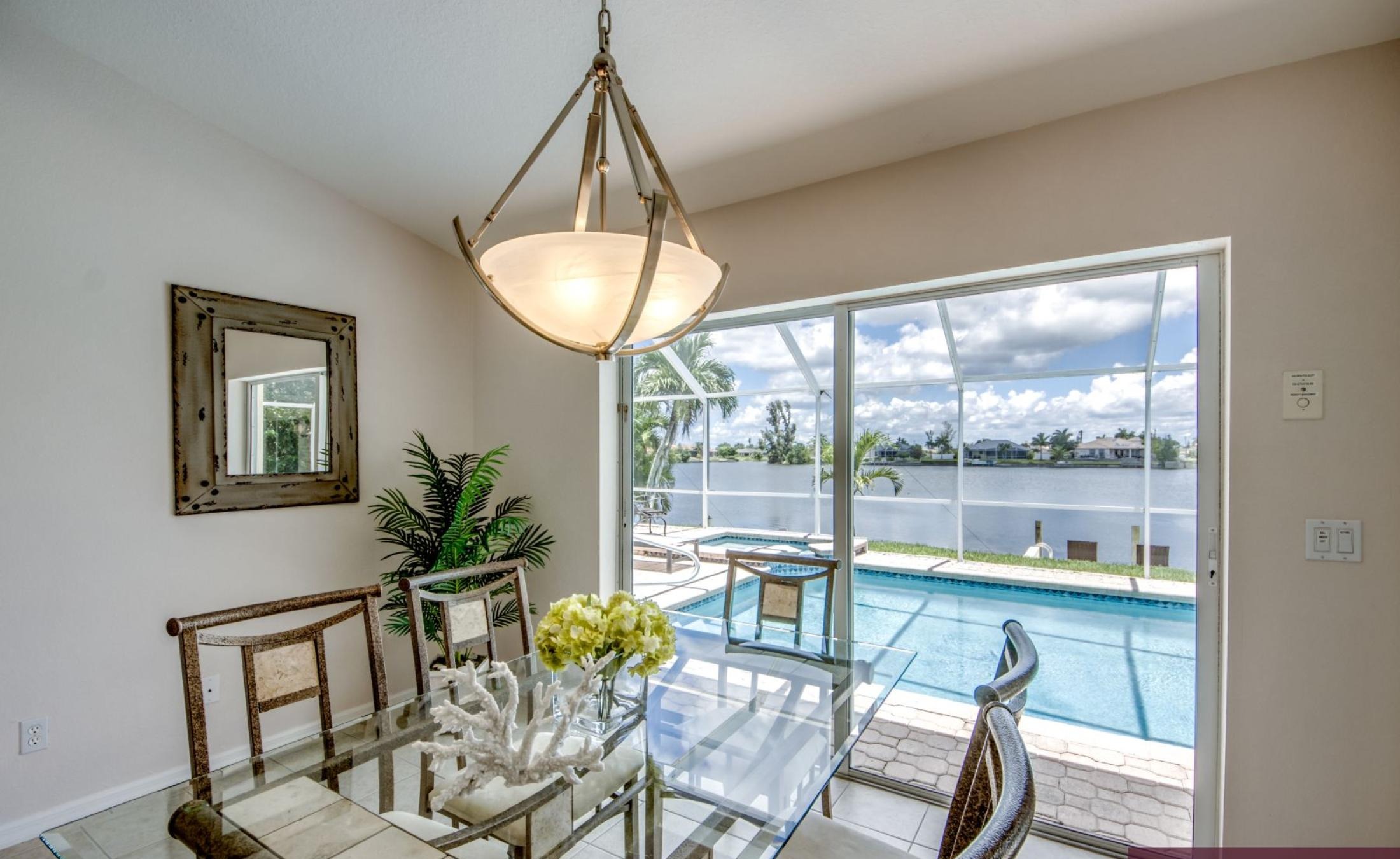 Terrasse mit beheiztem Pool und Spa am Kanal mit Bootsdock.